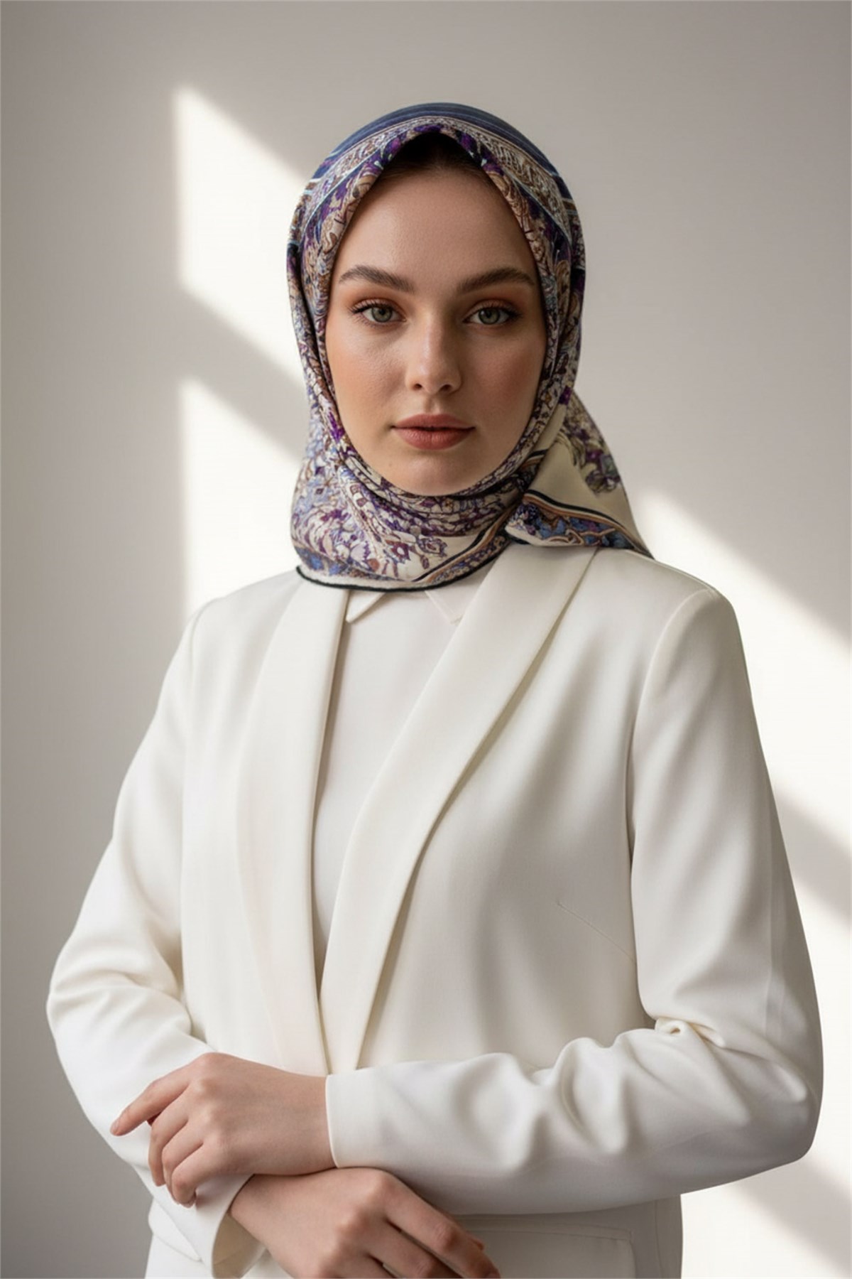 %100 Twill İpek Şal Desenli İndigo Renkli 90x90 Eşarp Dikim Şekli : El Dikişi