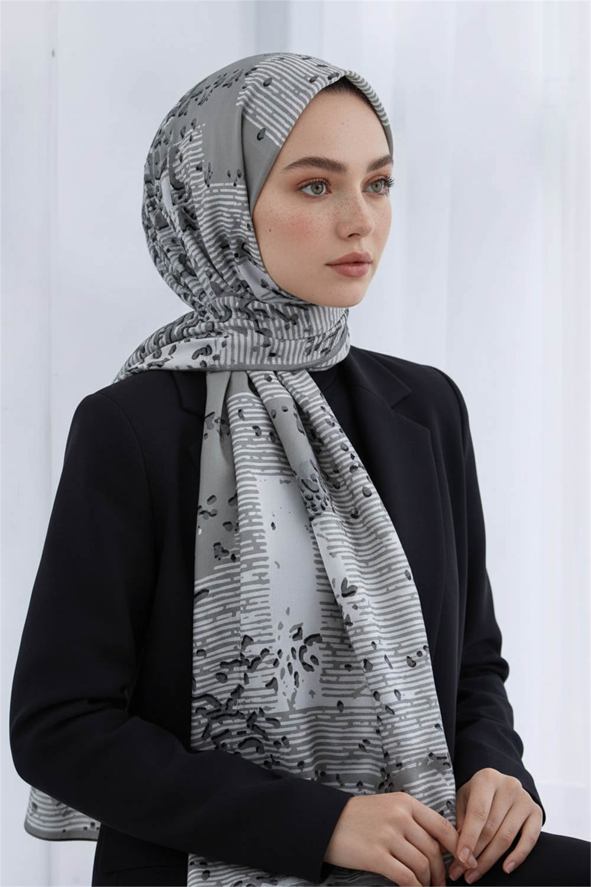 KREP ESKİTME DESENLİ GÜMÜŞ RENKLİ 75X195 KIRIŞMAZ ŞAL