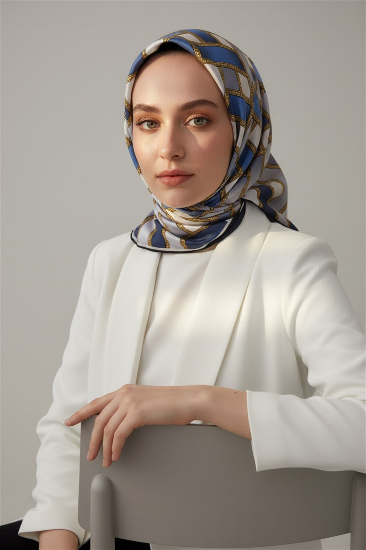 % 57 İPEK % 43 VİSKON Twill İpek Hasır Örgü Desenli İndigo - Gümüş Renkli 90x90 Eşarp Dikim Şekli : El Dikişi