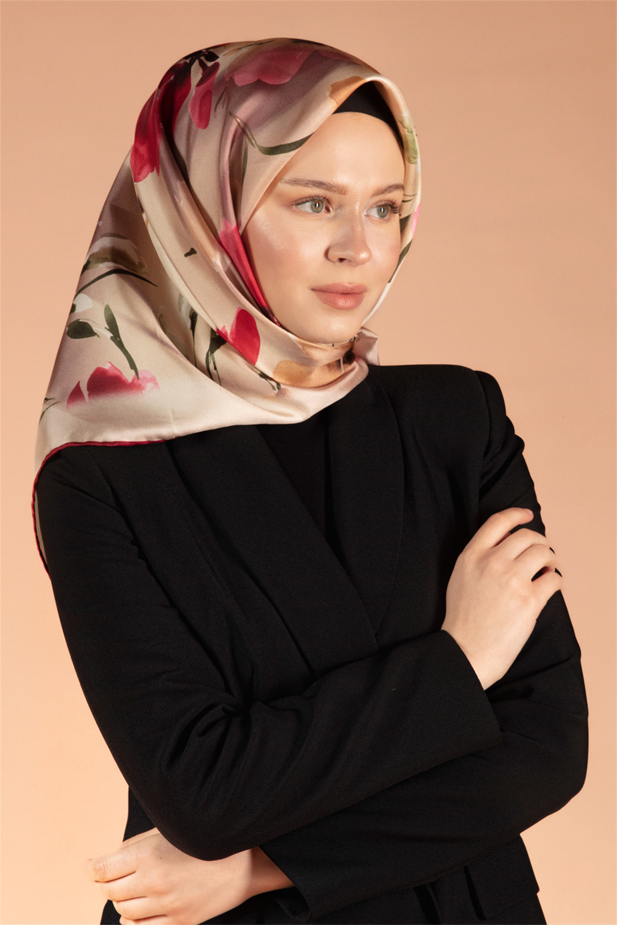 %100 Twill İpek Çiçek Desenli Bej - Bordo Renkli 90x90 Dikim Şekli : El Dikişi Eşarp