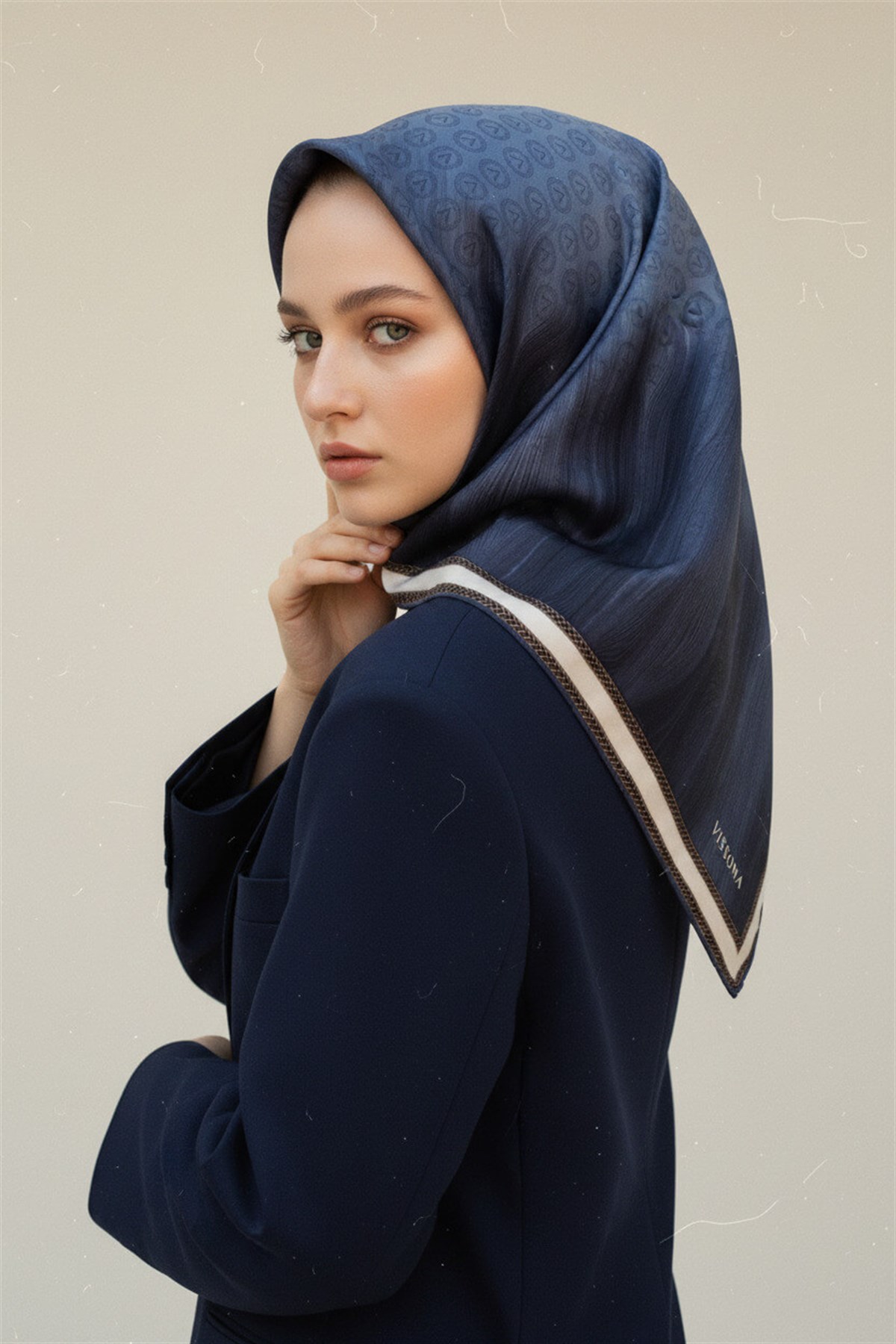 % 57 İPEK % 43 VİSKON Twill İpek Monogram Desenli İndigo Renkli 90x90 Dikim Şekli : El Dikişi Eşarp