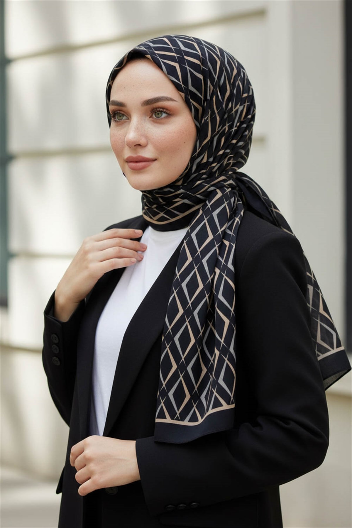 KREP GEOMETRİK DESENLİ SİYAH - BEJ RENKLİ 75X195 KIRIŞMAZ ŞAL