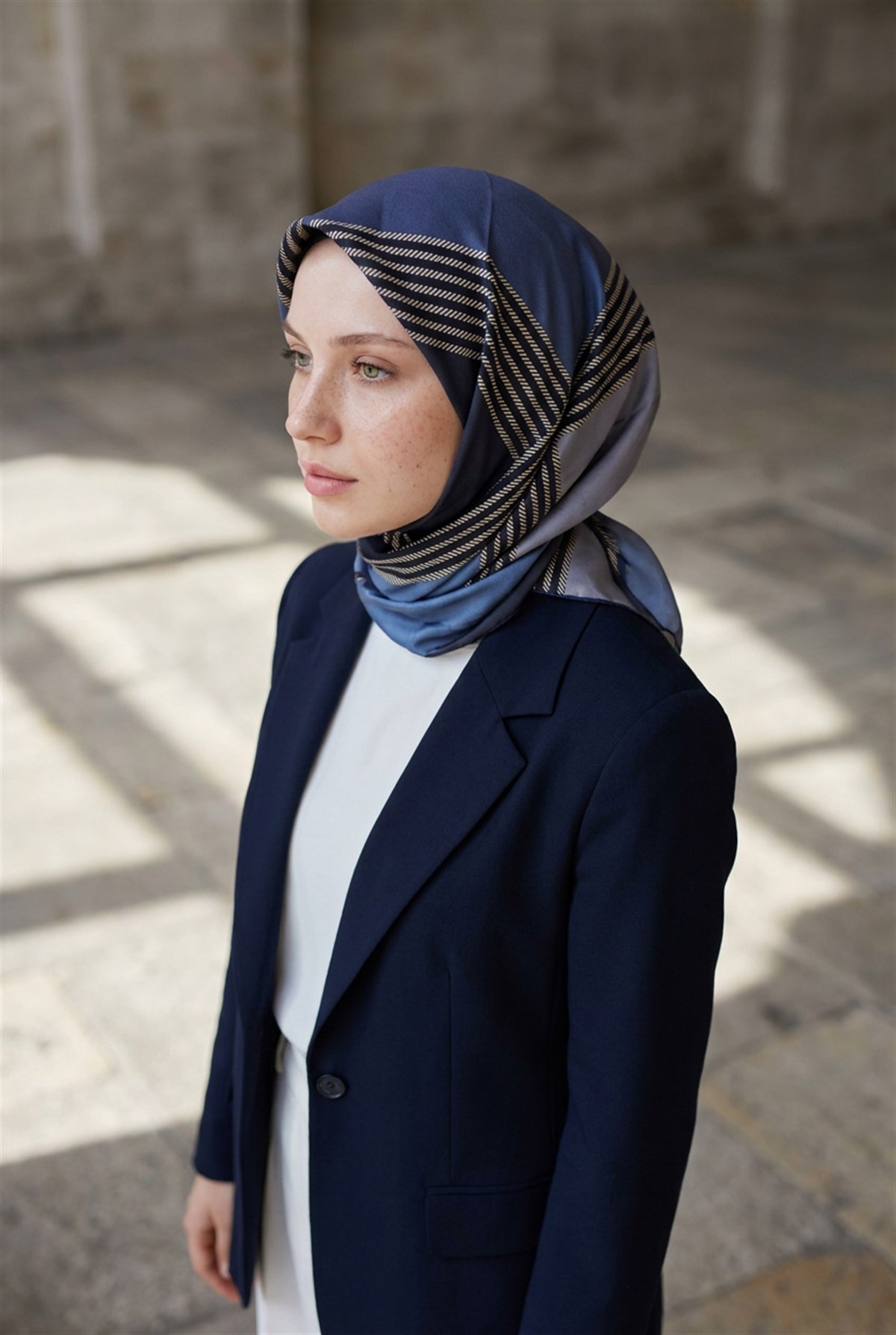 %100 Twill İpek Geometrik Desenli İndigo Renkli 90x90 Eşarp Dikim Şekli : El Dikişi