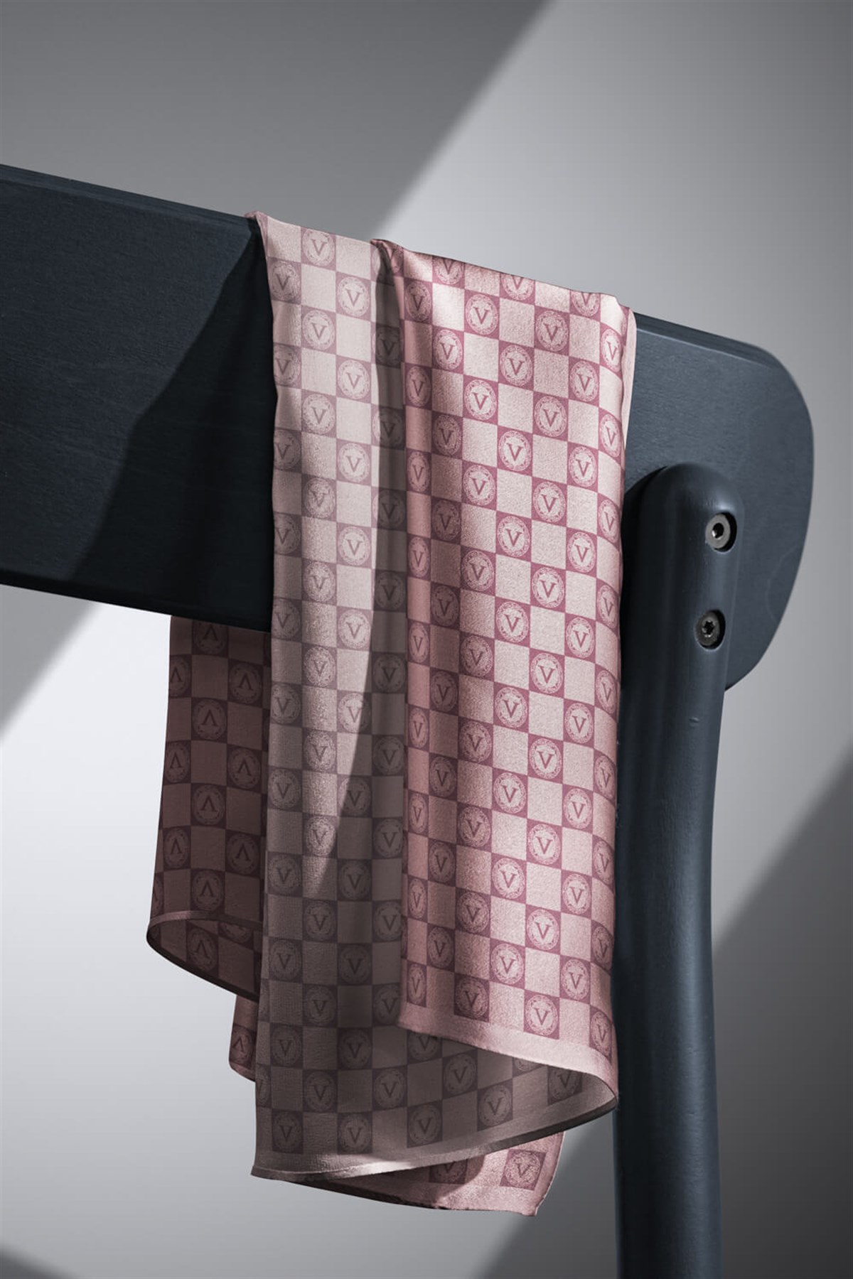 %100 Twill İpek Monogram Desenli Pudra Renkli 90x90 Eşarp Dikim Şekli : El Dikişi