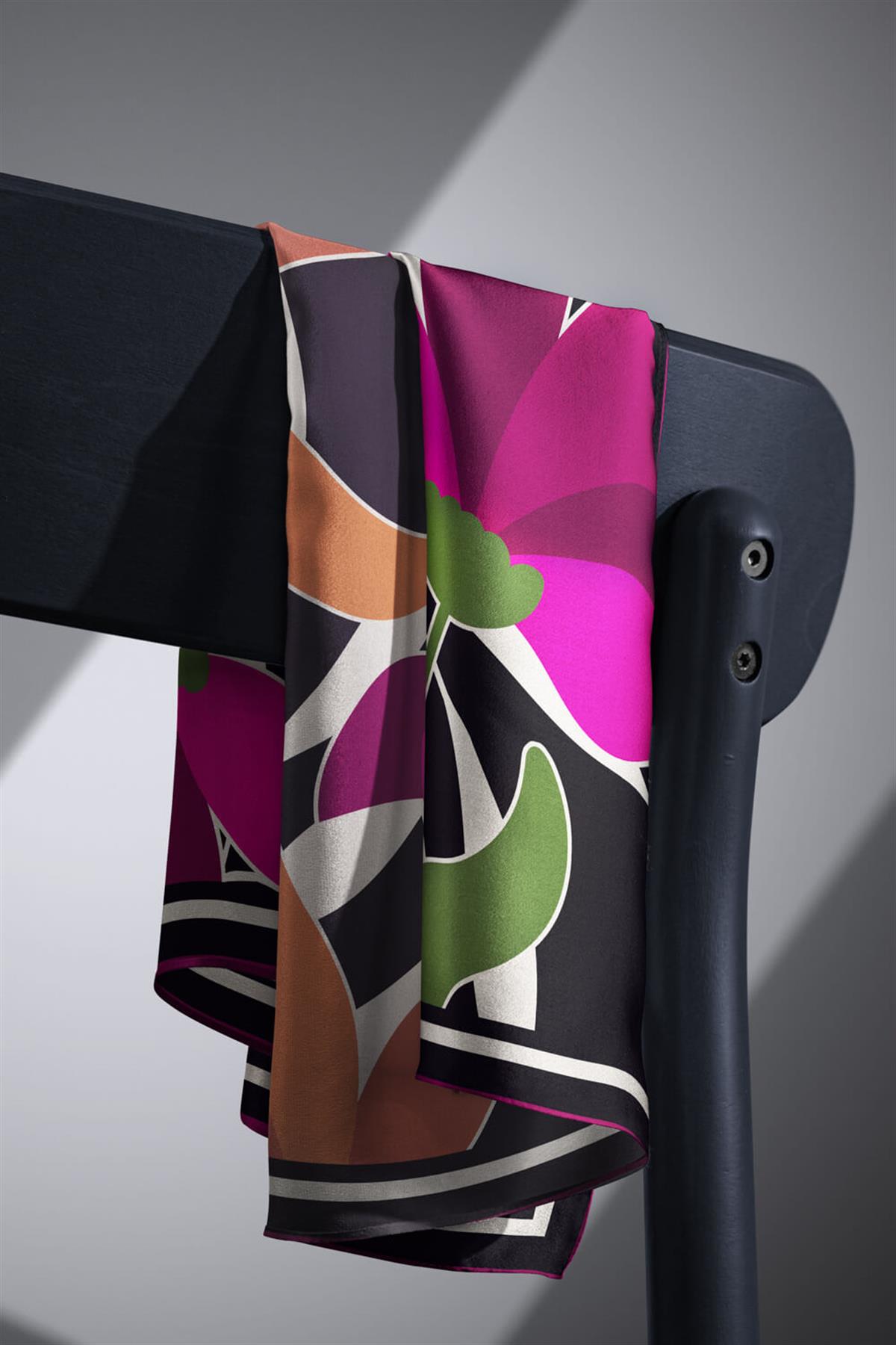 %100 Twill İpek Yaprak Desenli Taba - Mürdüm Renkli 90x90 Eşarp Dikim Şekli : El Dikişi