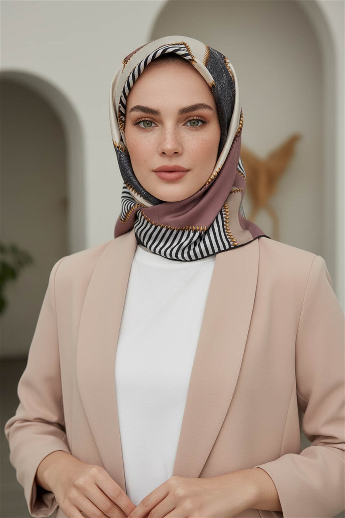 % 57 İPEK % 43 VİSKON Twill İpek Geometrik Desenli Sütlü Kahve - Krem Renkli 90x90 Eşarp Dikim Şekli : El Dikişi