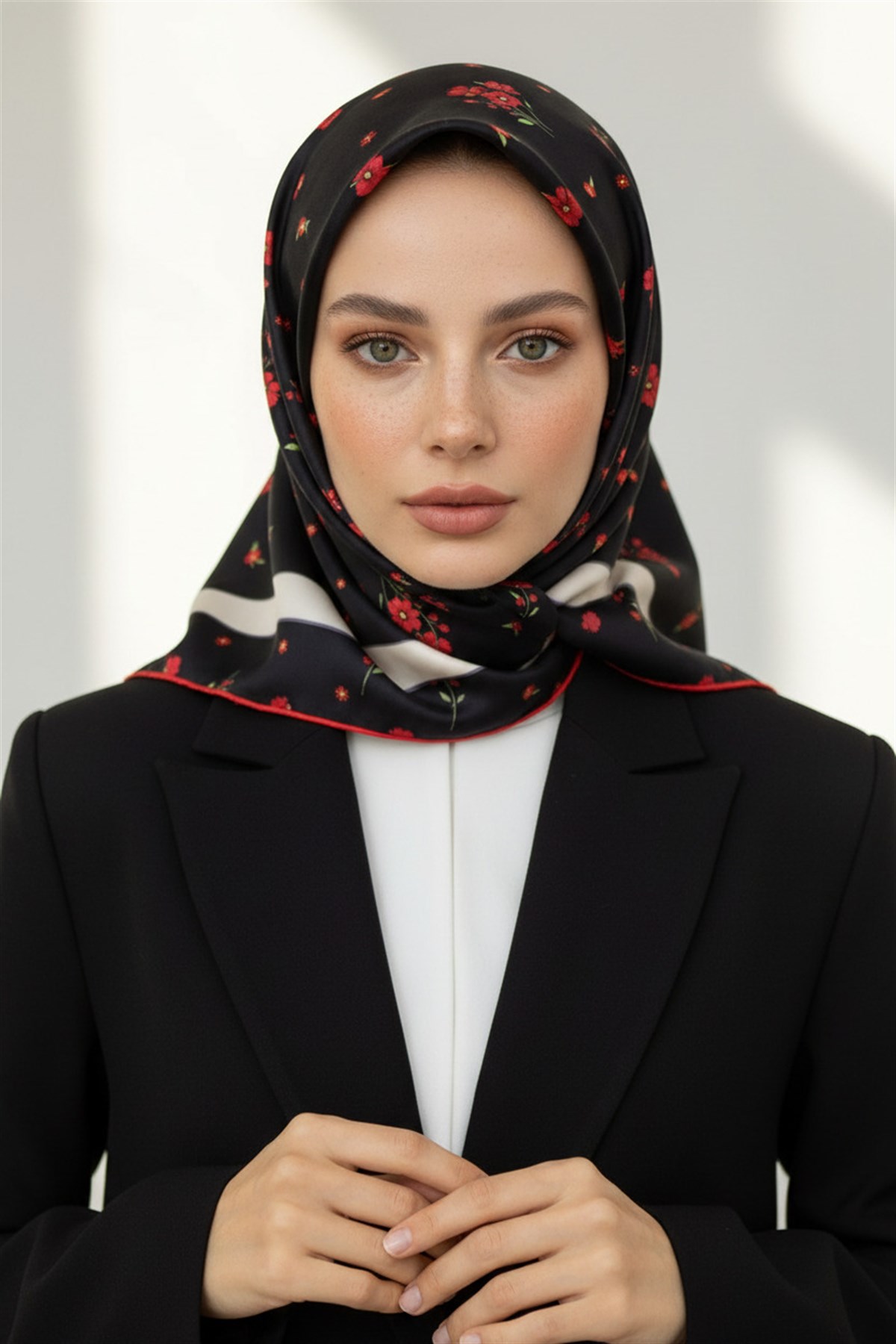 100% Twill İpek Bordürlü Çıtır Çiçek Desenli Siyah - Kırmızı Renkli 90x90 Dikim Şekli : El Dikişi Eşarp