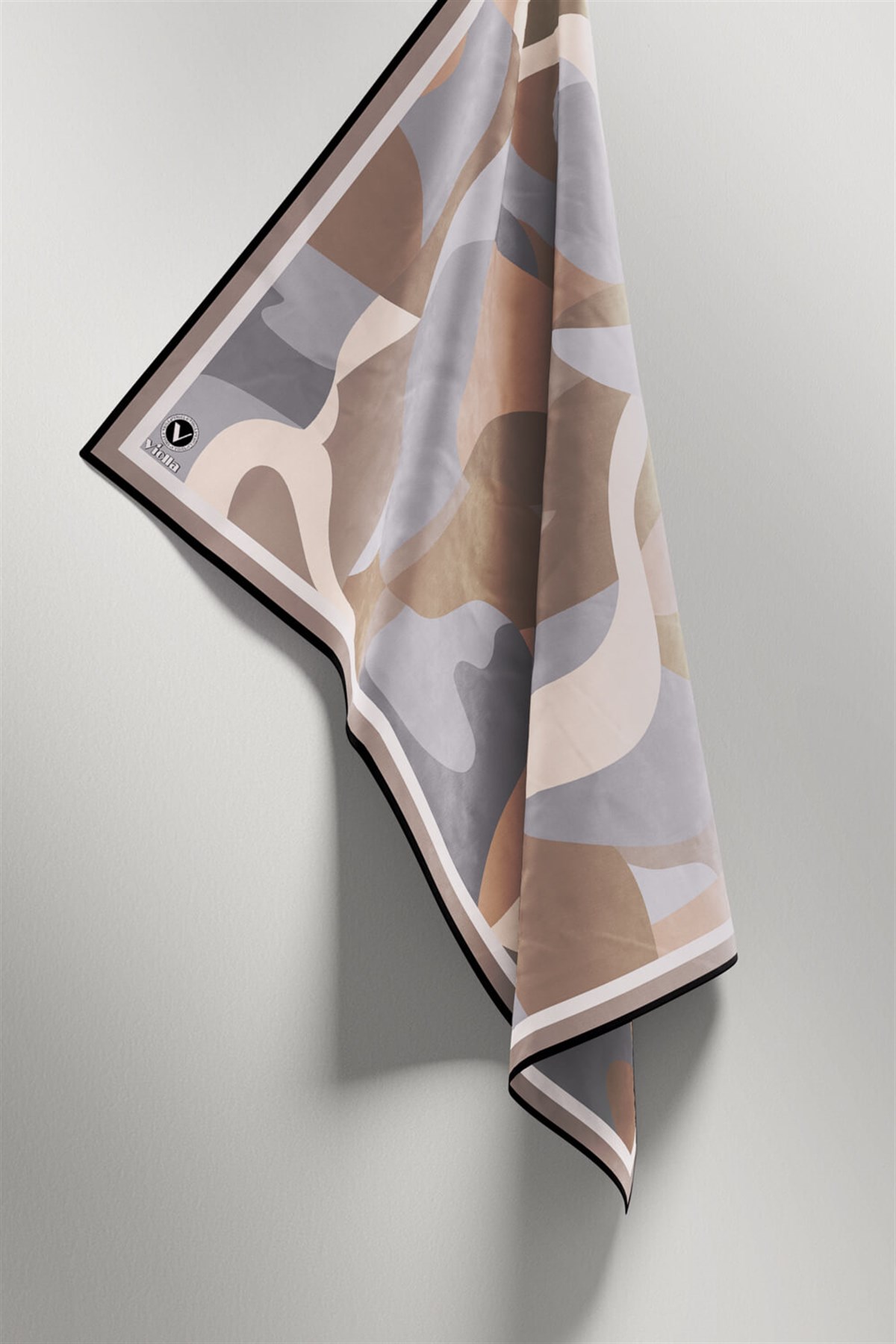 Twill Sulu Boyalı Çiçek Desenli Gri Renkli 90x90 Eşarp (İpek İçermez) Dikim Şekli : El Dikişi
