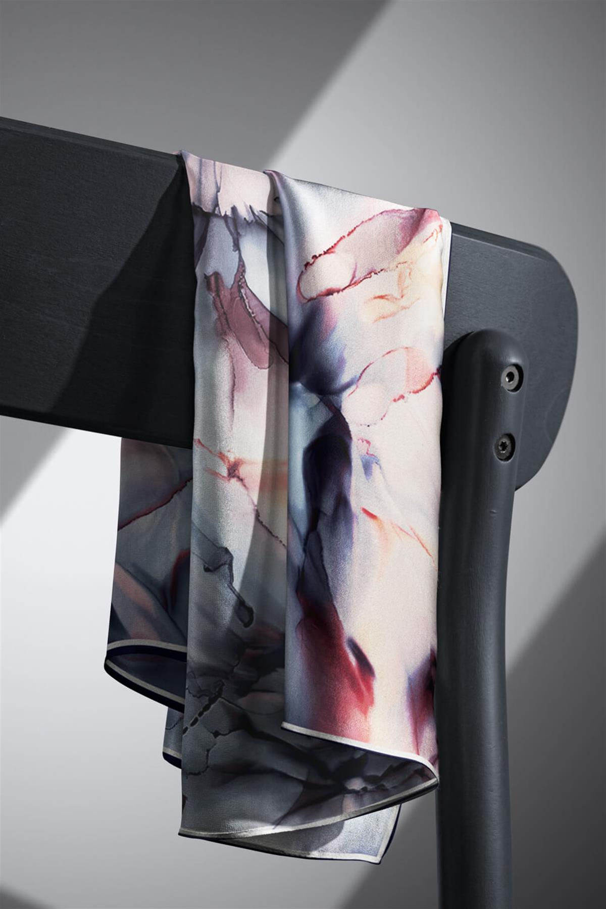 %100 Twill İpek Batik Çiçek Desenli İndigo - Bakır Renkli 90x90 Eşarp Kenar Dikiş Şekli El Dikişli