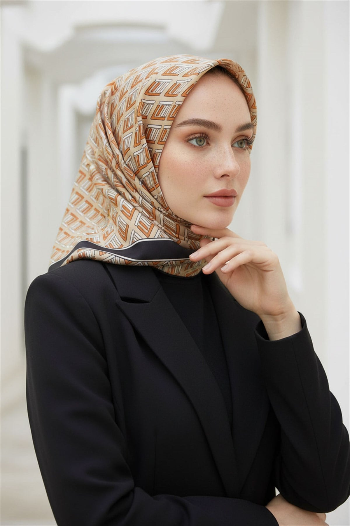 % 57 İPEK % 43 VİSKON Twill İpek Geometrik Desenli Bej - Taba  Renkli 90x90 Eşarp Dikim Şekli : El Dikişi