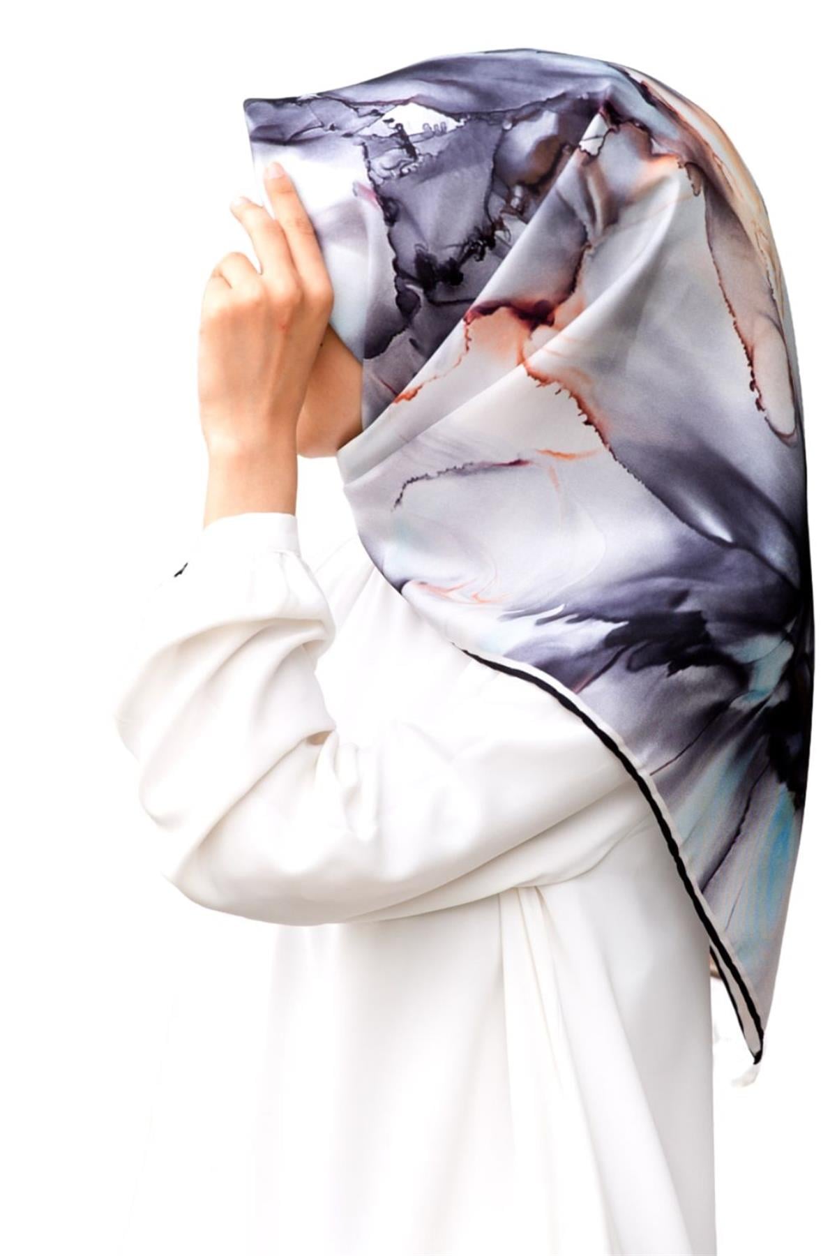 %100 Twill İpek Batik Çiçek Desenli Gri - Bebe Mavisi Renkli 90x90 Eşarp Kenar Dikiş Şekli El Dikişli