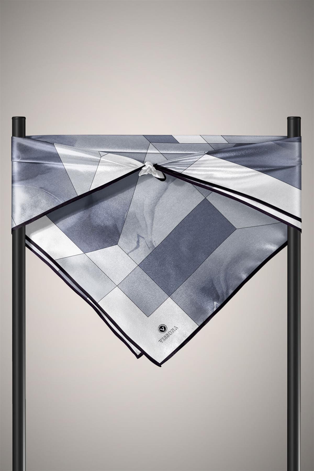 %100 Twill İpek Geometrik Desenli Gri - Gümüş Renkli 90x90 Eşarp Dikim Şekli : El Dikişi