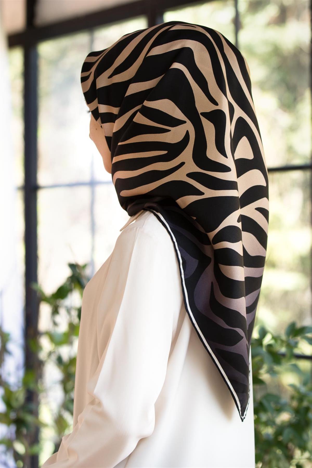 %100 Twill İpek Zebra Desenli Bej - Siyah Renkli 90x90 Eşarp Dikim Şekli : El Dikişi