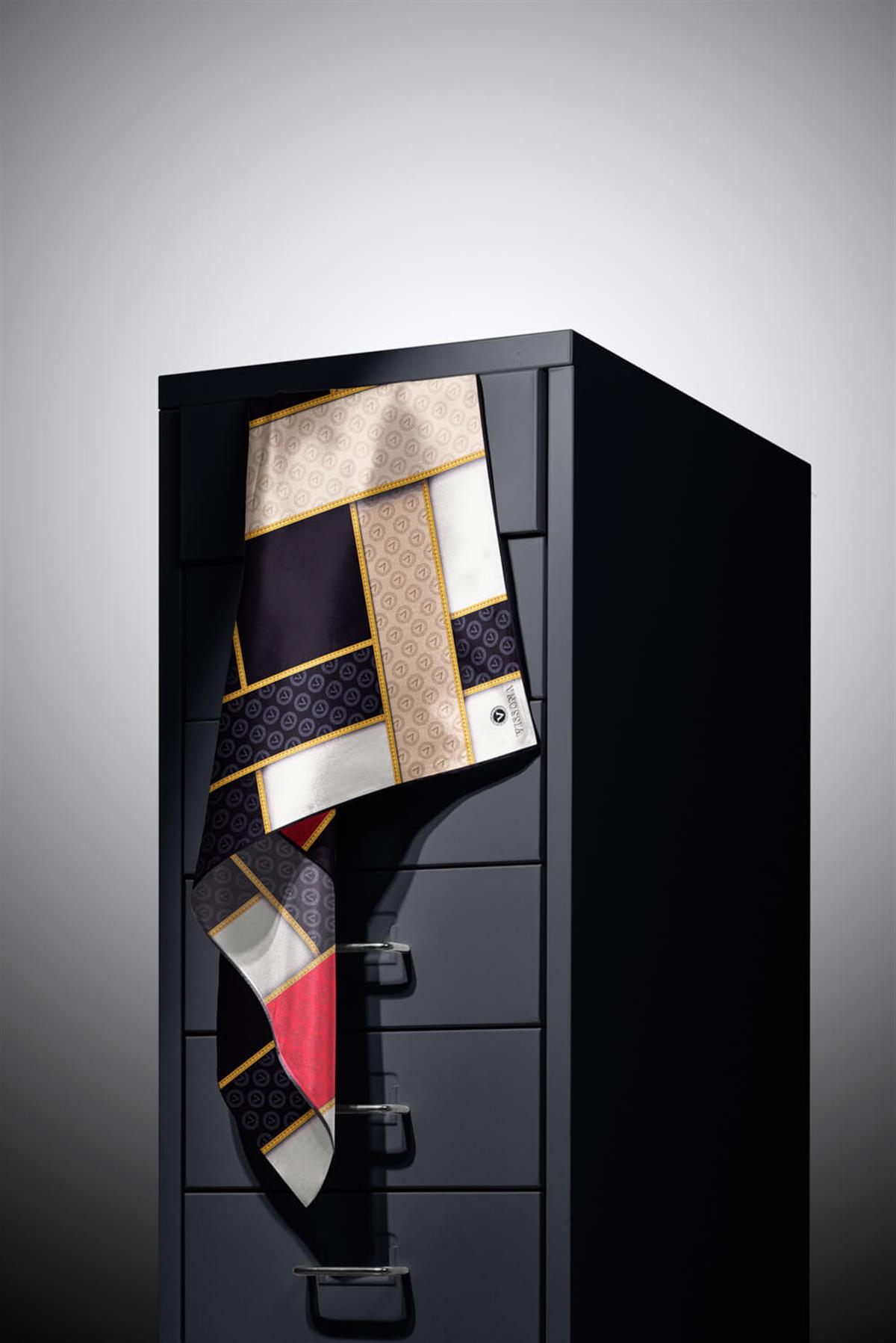 %100 Twill İpek Geometrik Desenli Siyah - Kırmızı Renkli 90x90 Eşarp Dikim Şekli : El Dikişi