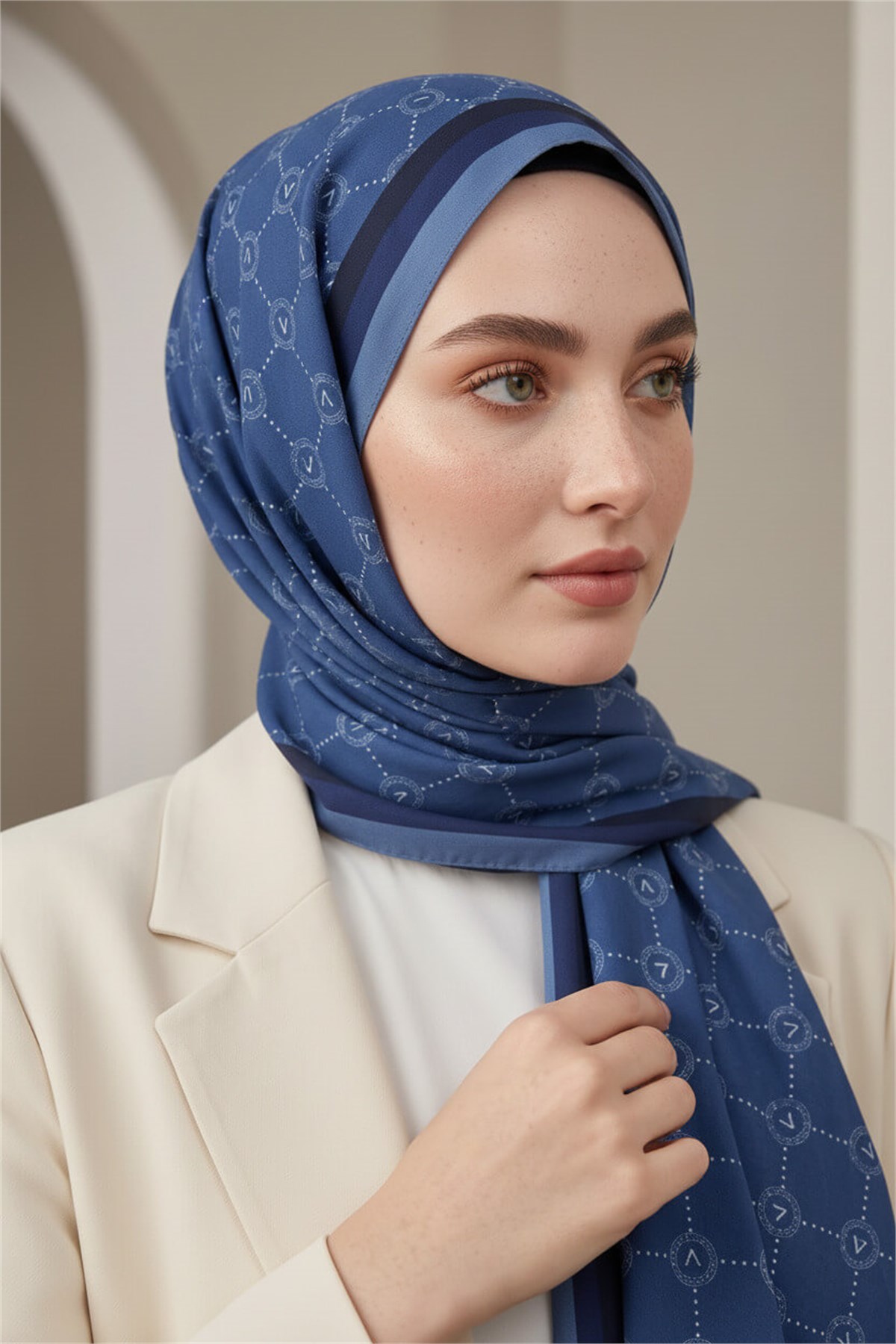 KREP MONOGRAM DESENLİ LACİVERT RENKLİ 75X195 KIRIŞMAZ ŞAL