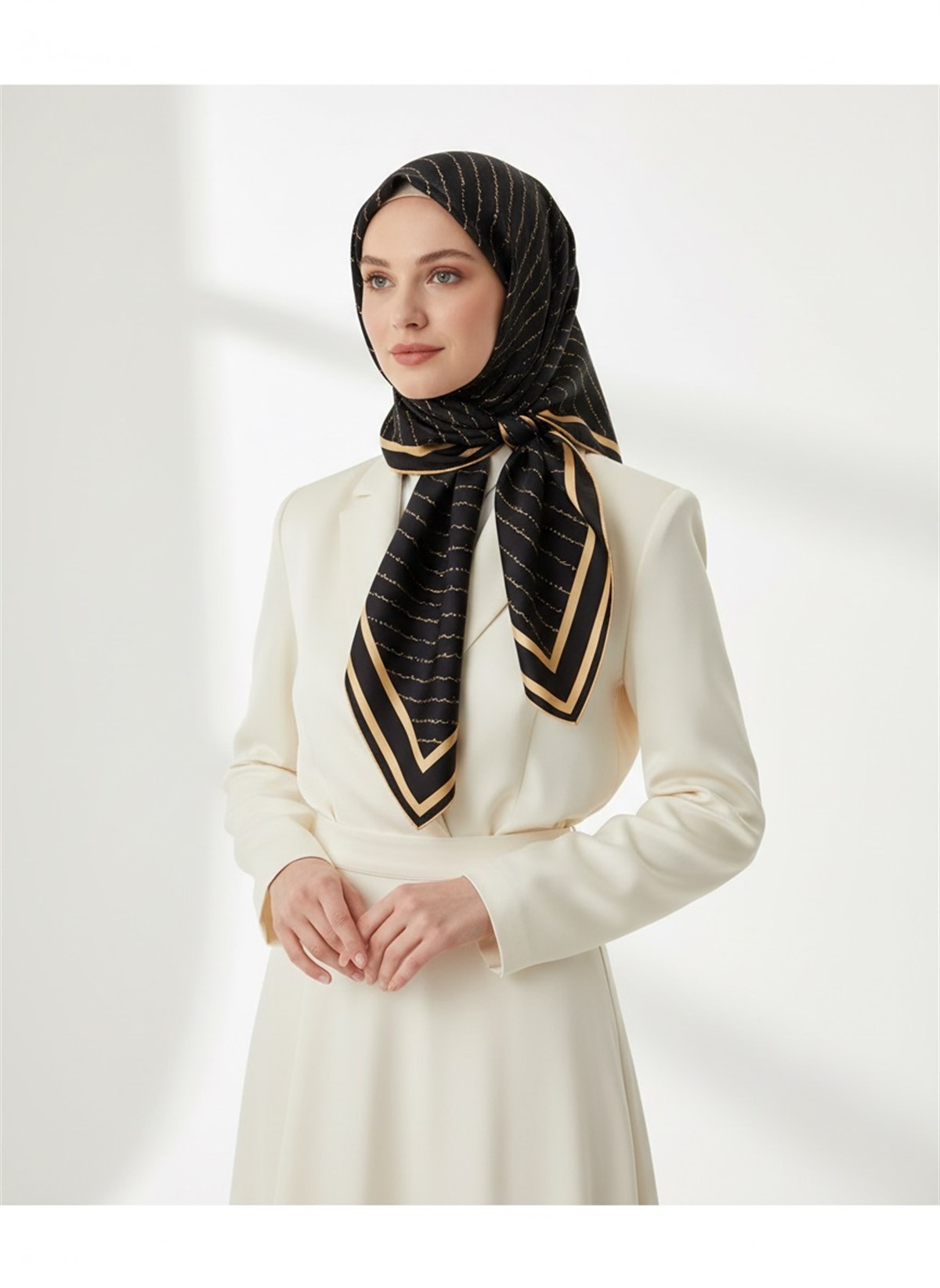 %100 Twill İpek El Yazısı Vissona Desenli Siyah - Gold Renkli Daha Tok Exclusive Serisi 90x90 Eşarp Kenar Dikiş Şekli : El Dikişi
