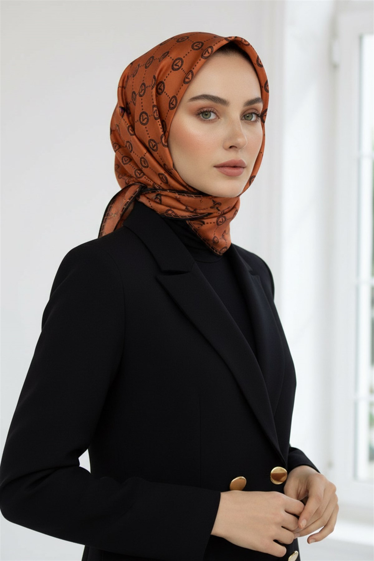 %100 Twill İpek Monogram Desenli Taba - Siyah Renkli 90x90 Eşarp Dikim Şekli : El Dikişi