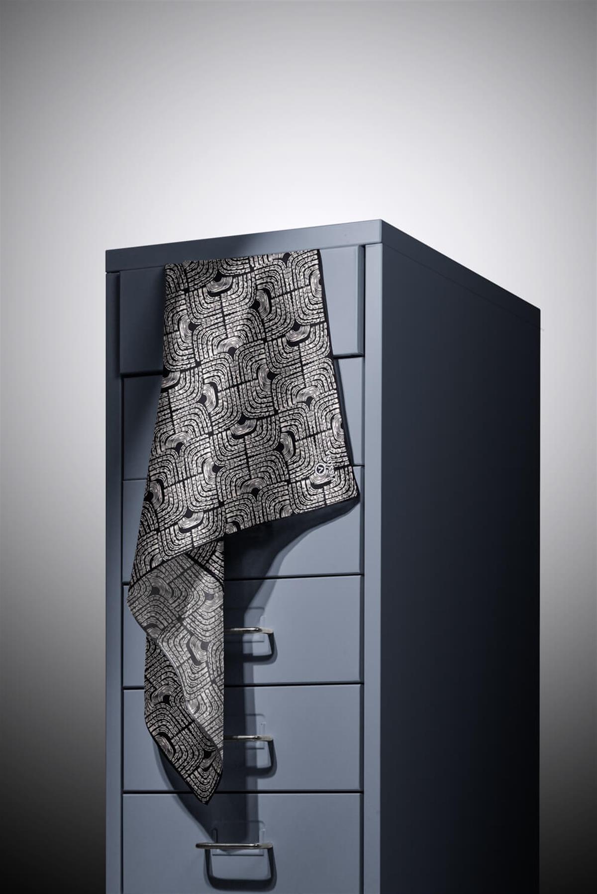 %100 Twill İpek Geometrik Desenli Beyaz - Siyah Renkli 90x90 Eşarp Dikim Şekli : El Dikişi