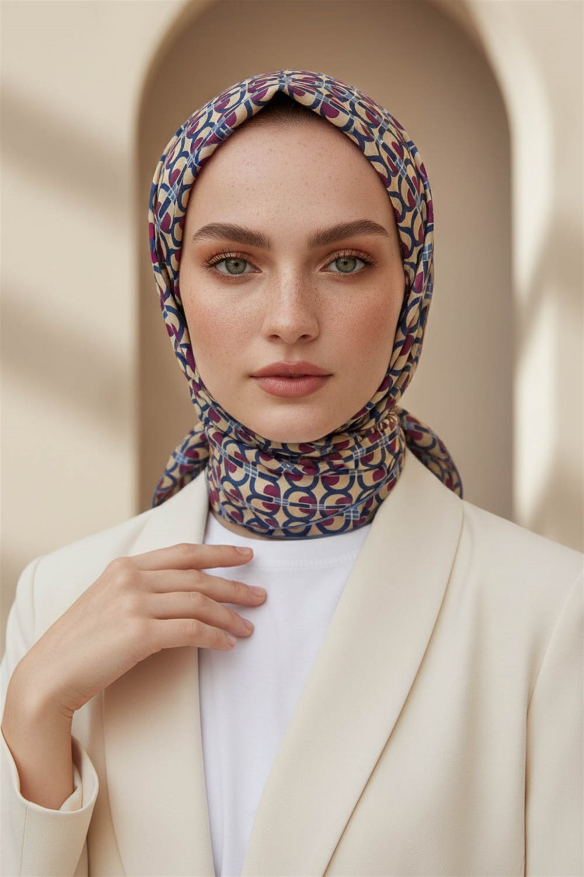 %100 Twill İpek Geometrik Desenli Bej - Mürdüm Renkli 90x90 Eşarp Dikim Şekli : El Dikişi