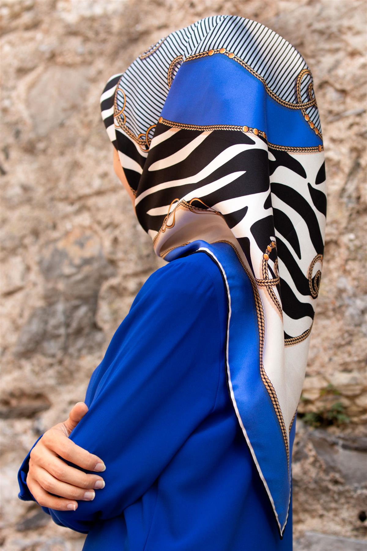 %100 Twill İpek Zincirli Ve Zebra Desenli Saks - Lacivert Renkli 90x90 Eşarp Dikim Şekli : El Dikişi