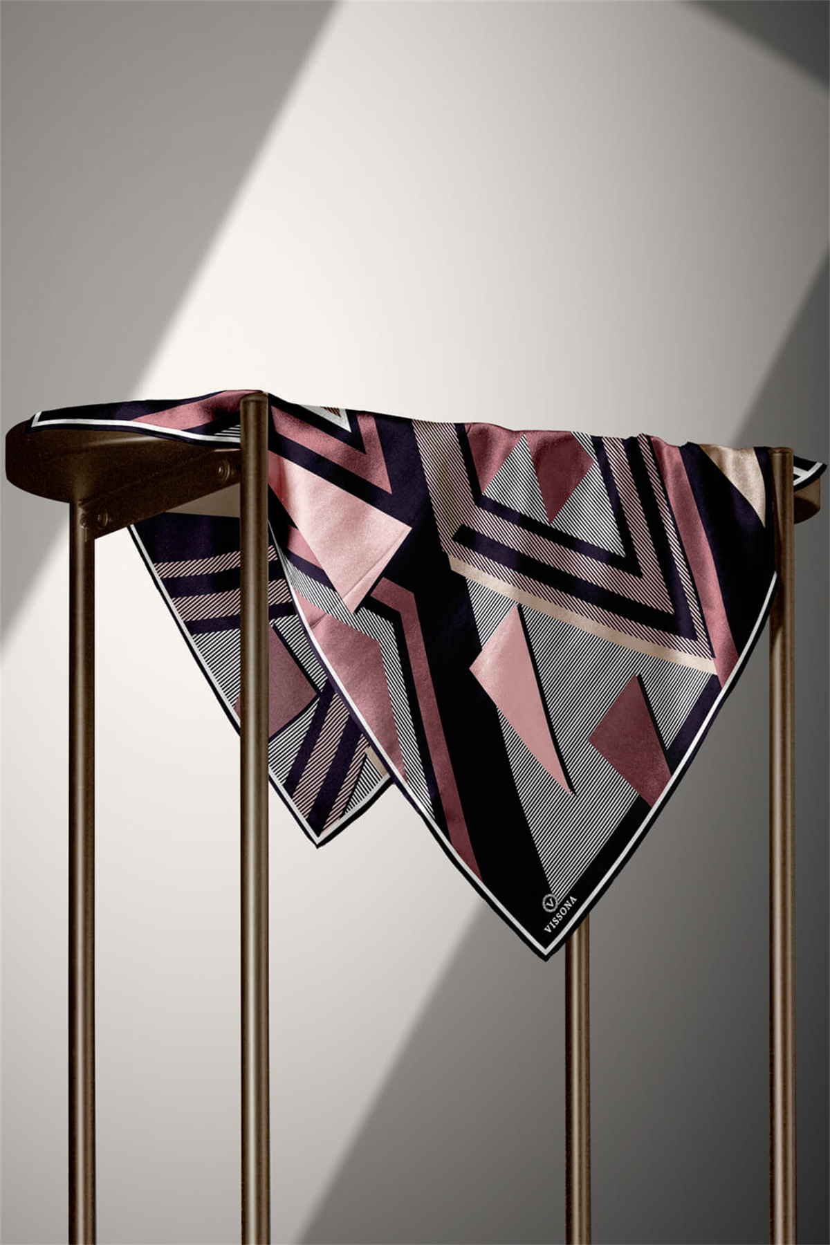 %100 Twill İpek Geometrik Desenli Pudra - Siyah Renkli 90x90 Eşarp Dikim Şekli : El Dikişi