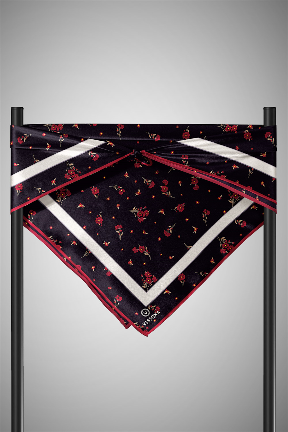 % 57 İPEK % 43 VİSKON Twill İpek Çıtır Çiçek Desenli Siyah - Bordo Renkli 90x90 Eşarp Dikim Şekli : El Dikişi