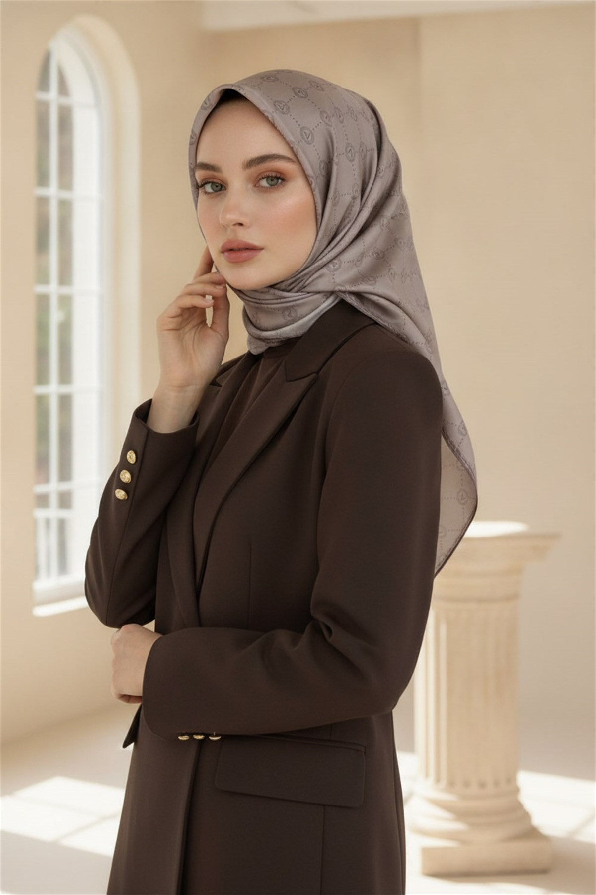 %100 Twill İpek Monogram Desenli Taş Renkli 90x90 Eşarp Dikim Şekli : El Dikişi