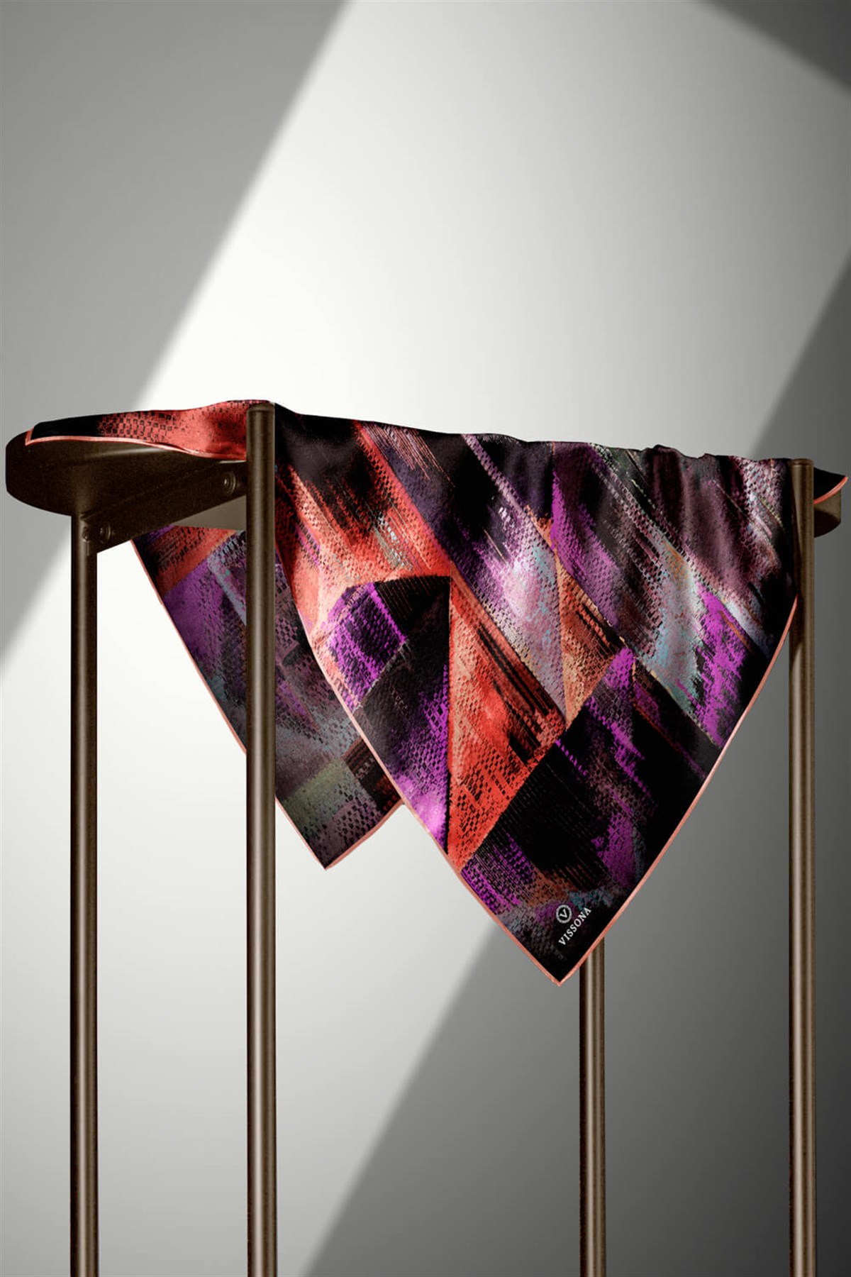 %100 Twill İpek Efektli ve Geometrik Desenli Siyah - Nar Çiçeği Renkli 90x90 Eşarp Dikim Şekli : El Dikişi
