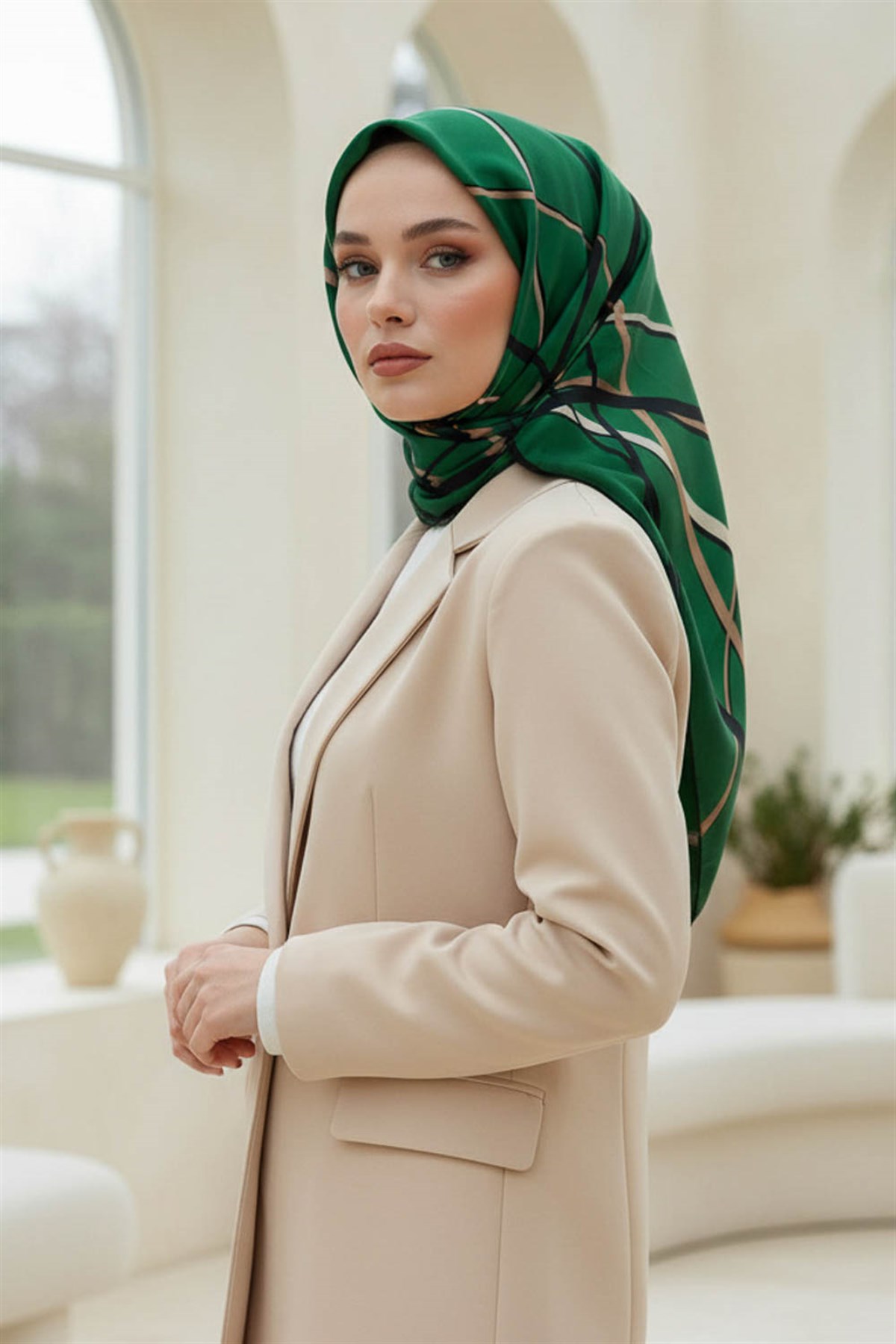 %57 İPEK %43 VİSKON Twill İpek Çizgili Desenli Zümrüt Yeşili - Siyah Renkli 90x90 Eşarp Dikim Şekli : El Dikişi