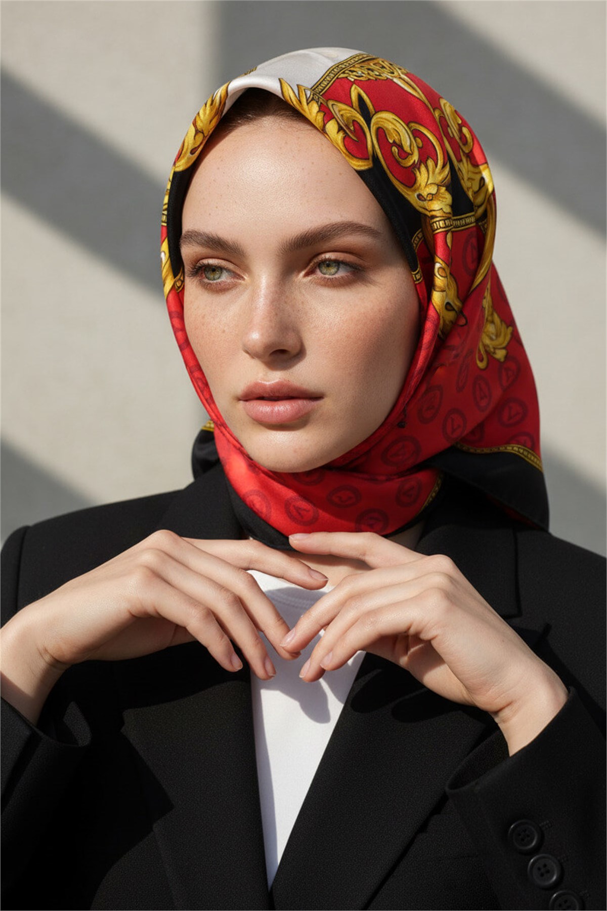 %100 Twill İpek Monogram Ve Barok Desenli Kırmızı - Siyah Renkli 90x90 Eşarp Dikim Şekli : El Dikişi