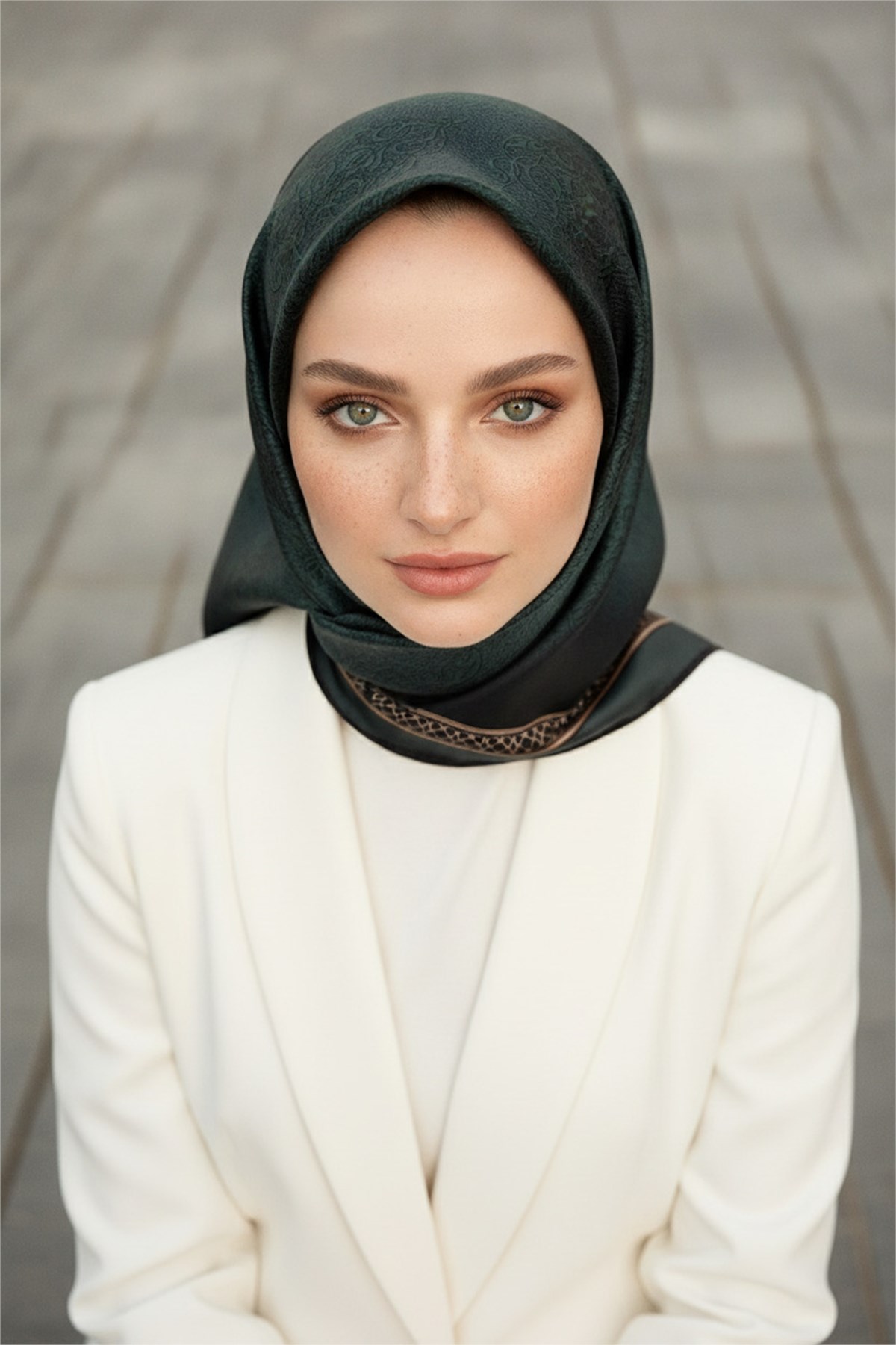 %100 Twill İpek Eşarp 90x90 Zümrüt Yeşili Barok Desenli El Dikişli Kadın Eşarp
