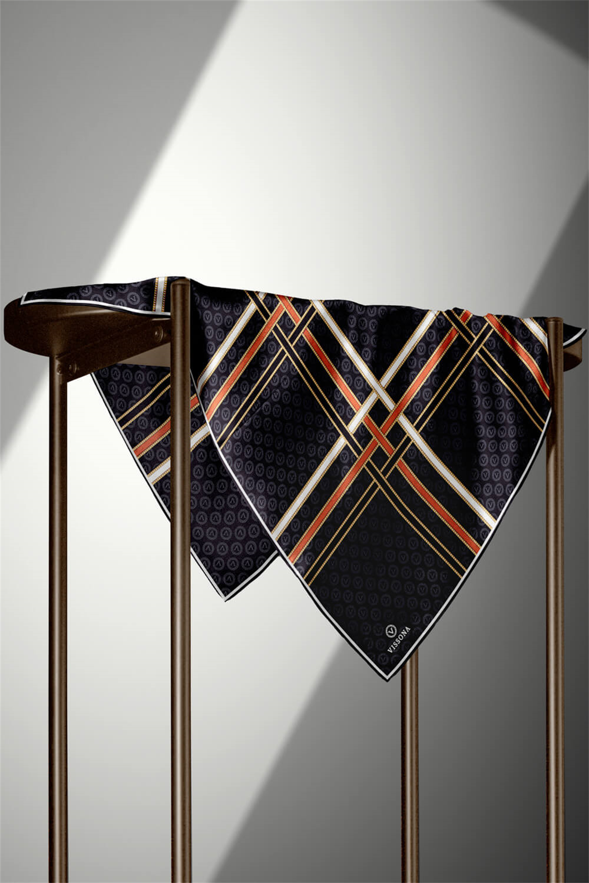 %100 Twill İpek Gold Şeritli Monogram Desenli Siyah - Taba Renkli 90x90 Eşarp Dikim Şekli : El Dikişi