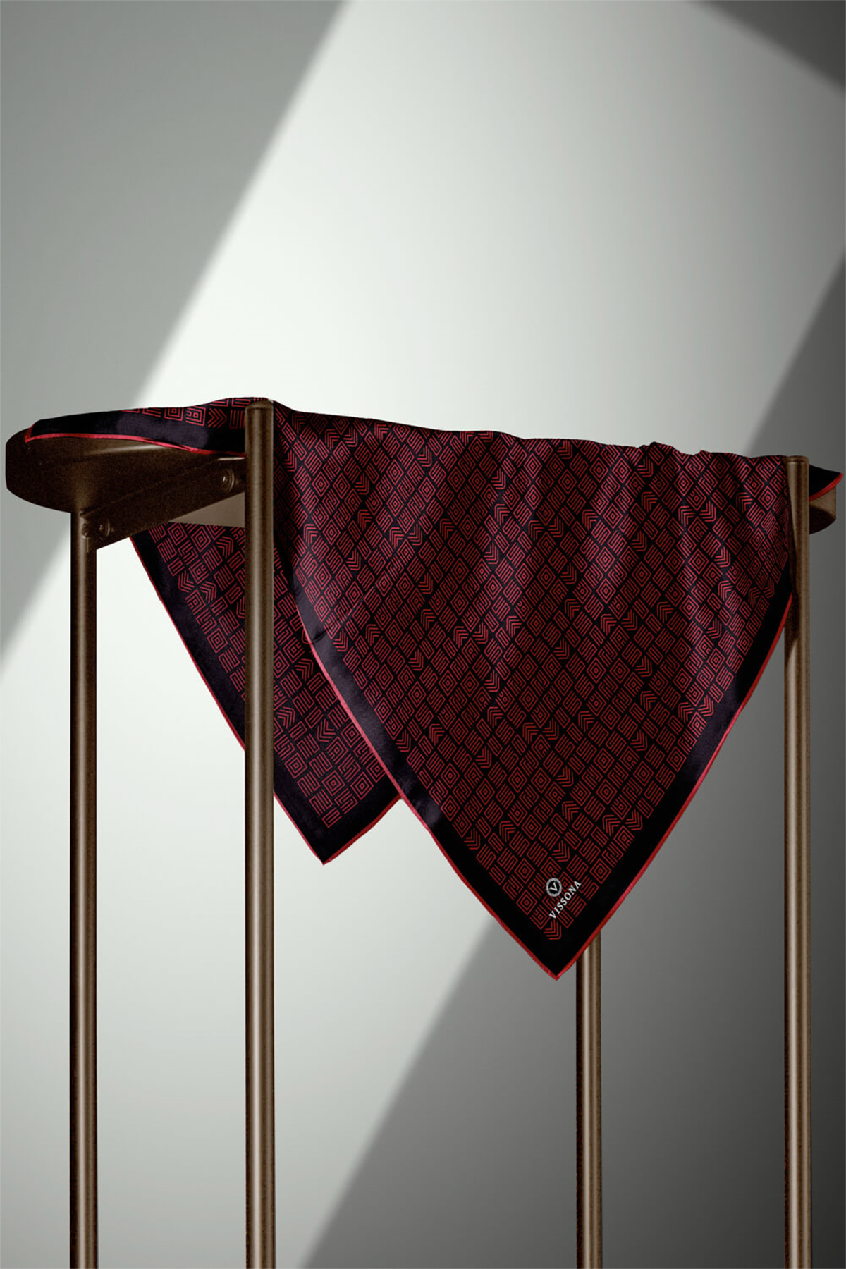 %57 İPEK %43 VİSKON Twill İpek Etnik Motif Desenli Siyah - Kırmızı Renkli 90x90 Eşarp Dikim Şekli : El Dikişi