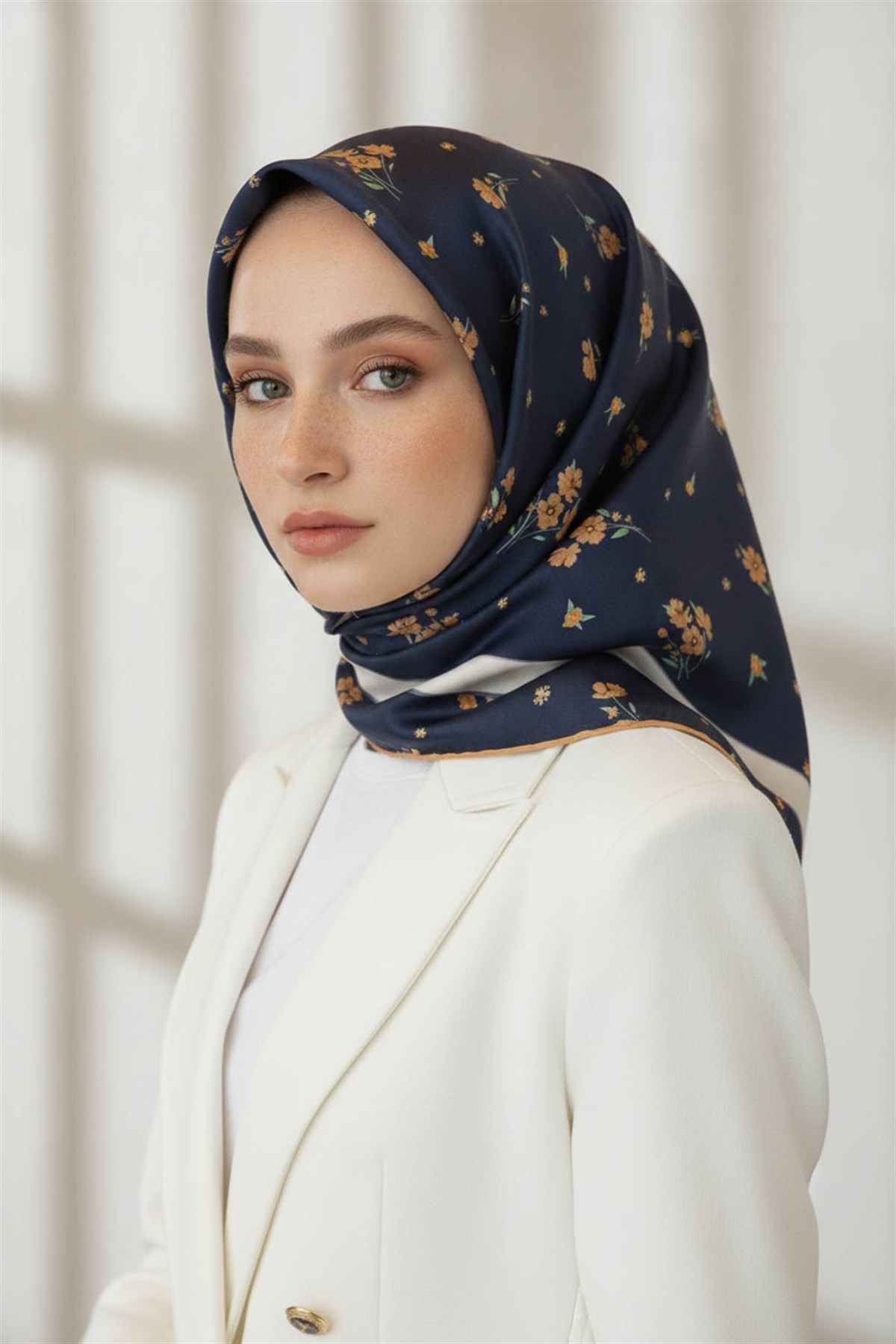 % 57 İPEK % 43 VİSKON Twill İpek Çıtır Çiçek Desenli Lacivert - Gold Renkli 90x90 Eşarp Dikim Şekli : El Dikişi