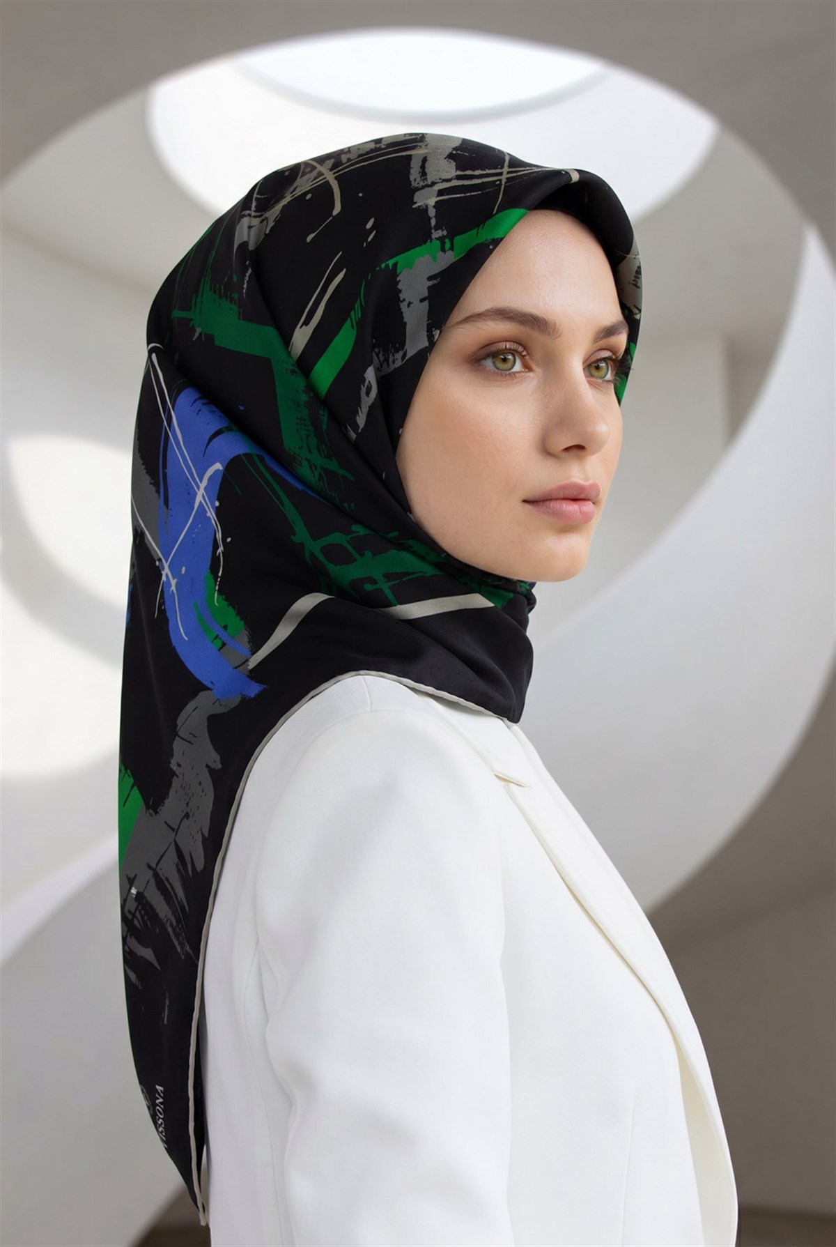%57 İPEK %43 VİSKON Twill İpek Geometrik Desenli Saks - Zümrüt Yeşili Renkli 90x90 Eşarp Dikim Şekli : El Dikişi