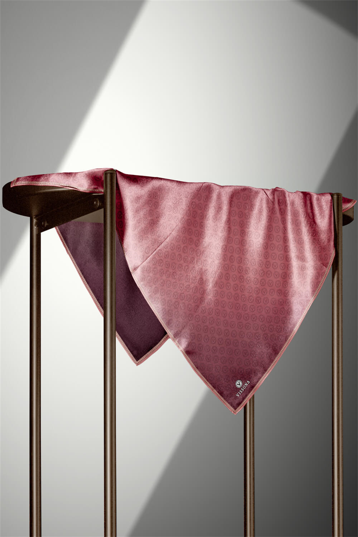 %100 Twill İpek Monogram Desenli Gül Kurusu Renkli 90x90 Eşarp Dikim Şekli : El Dikişi