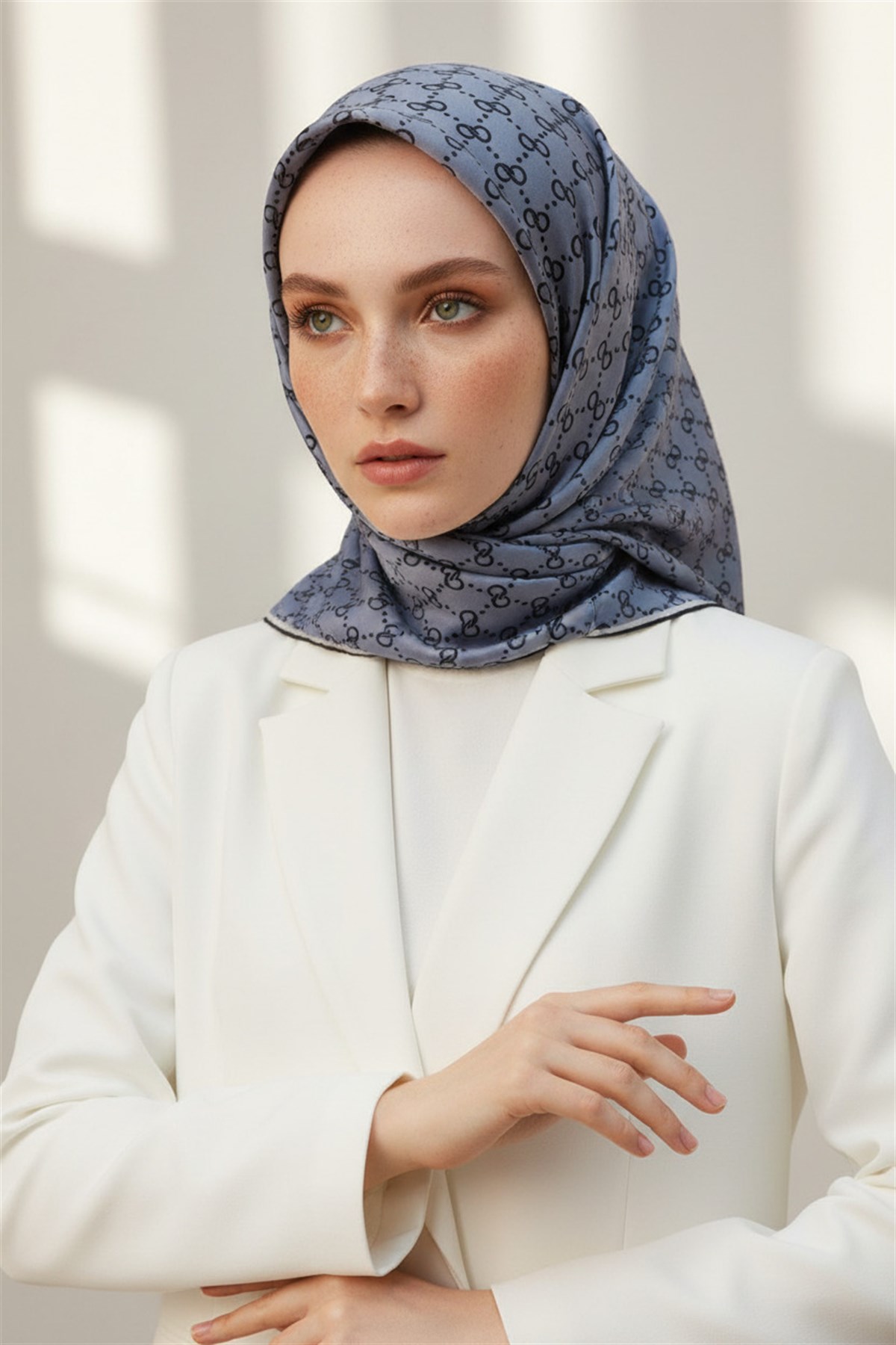 %100 Twill İpek Geometrik Desenli Siyah - Gri Renkli 90x90 Eşarp Dikim Şekli : El Dikişi