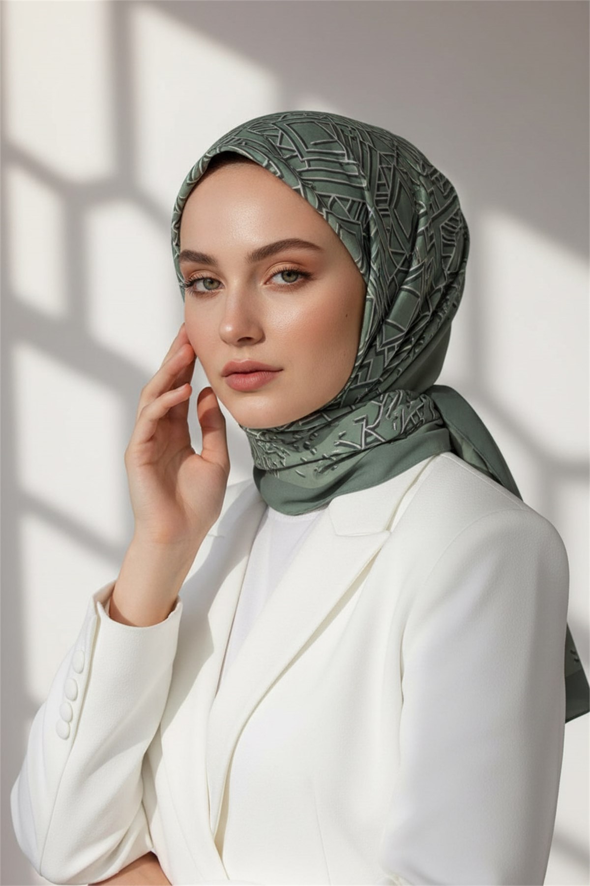 KREP GEOMETRİK DESENLİ SU YEŞİLİ - KREM RENKLİ 75X195 KIRIŞMAZ ŞAL