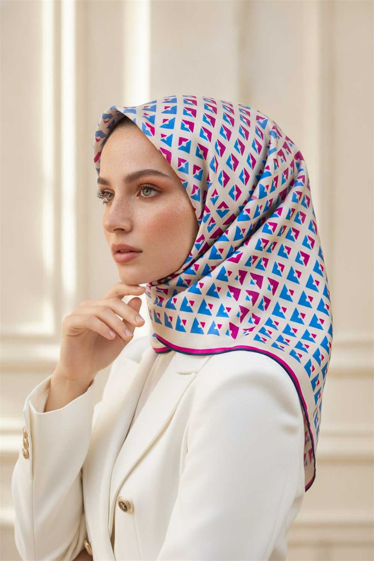 %100 Twill İpek Geometrik Desenli Saks - Fuşya Renkli 90x90 Eşarp Dikim Şekli : El Dikişi