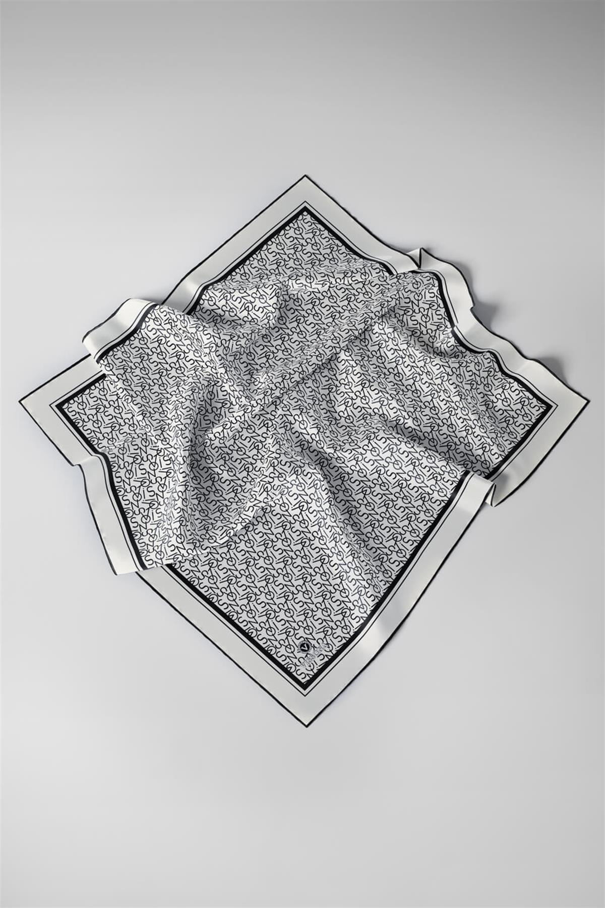 %100 Twill İpek Harf Desenli Krem - Siyah Renkli 90x90 Eşarp Dikim Şekli : El Dikişi