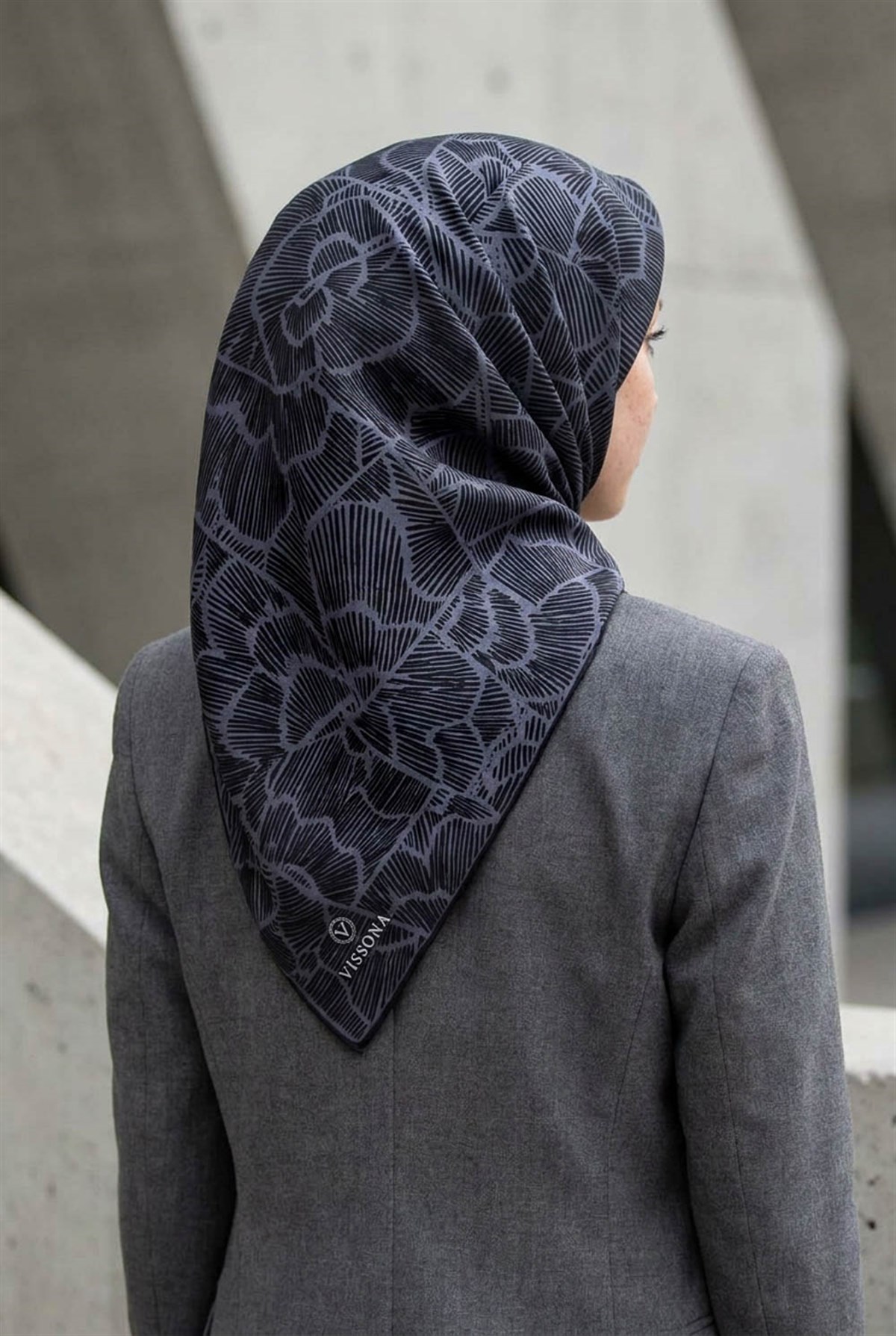 %100 Twill İpek Geometrik Desenli Gri - Siyah Renkli 90x90 Eşarp Dikim Şekli : El Dikişi