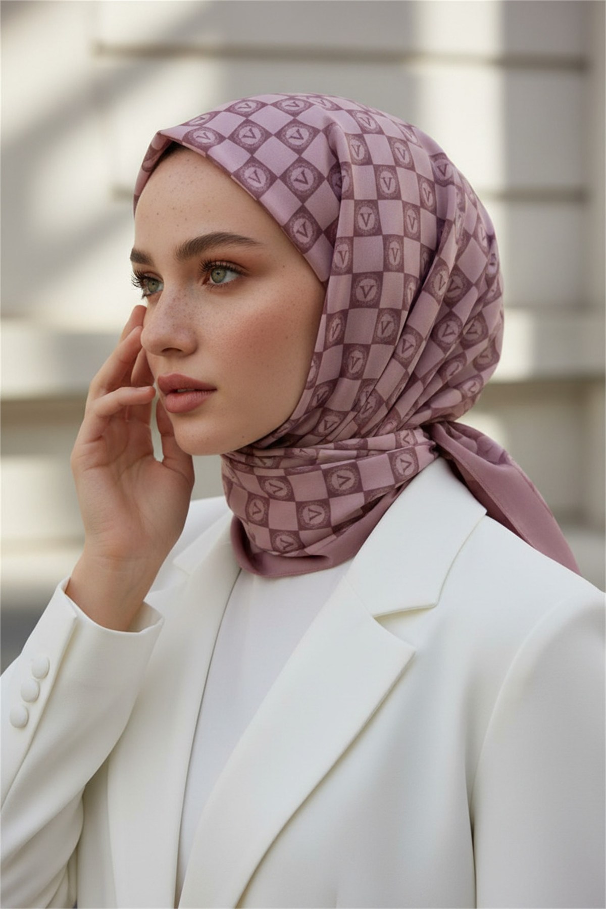 KREP MONOGRAM DESENLİ SÜTLÜKAHVE RENKLİ 75X195 KIRIŞMAZ ŞAL