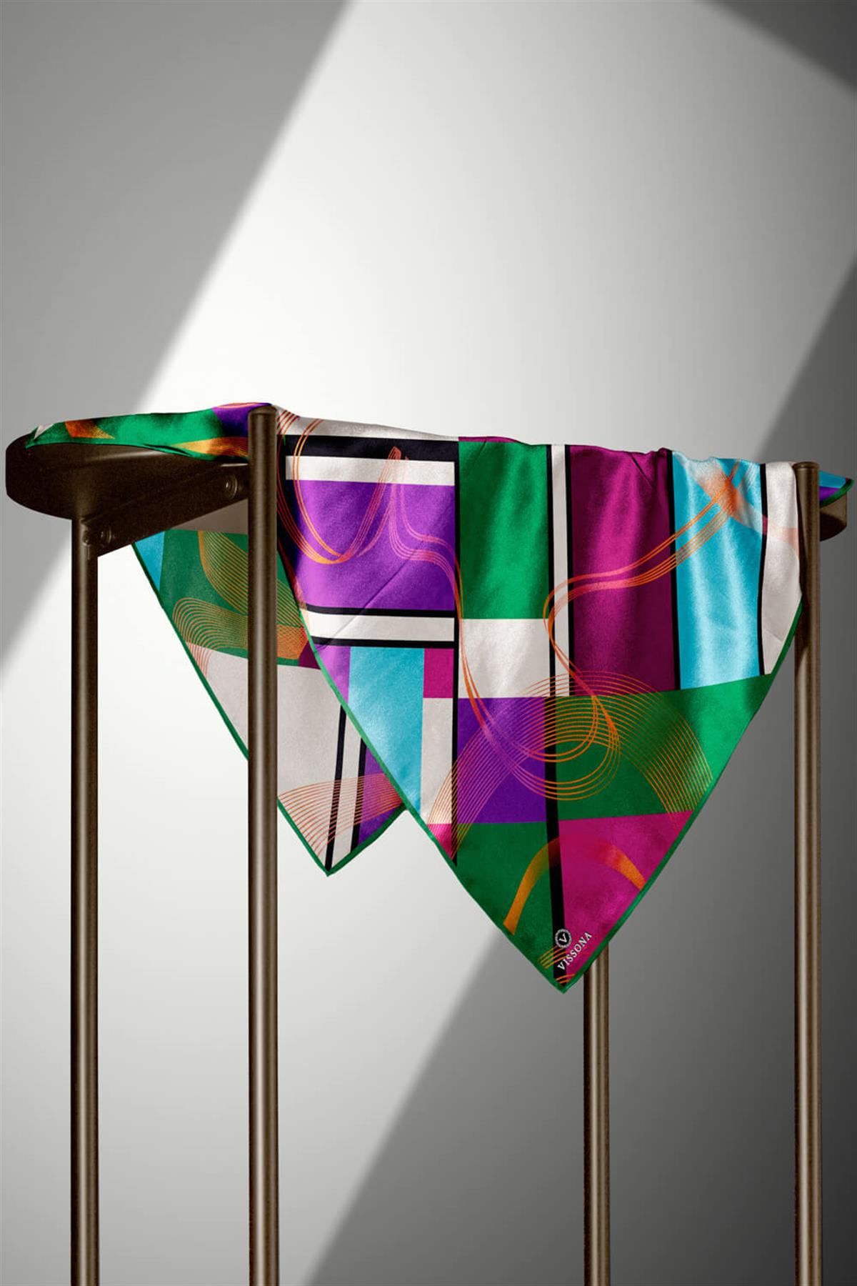 %100 Twill İpek Geometrik Desenli Zümrüt Yeşili - Mürdüm Renkli 90x90 Eşarp Dikim Şekli : El Dikişi