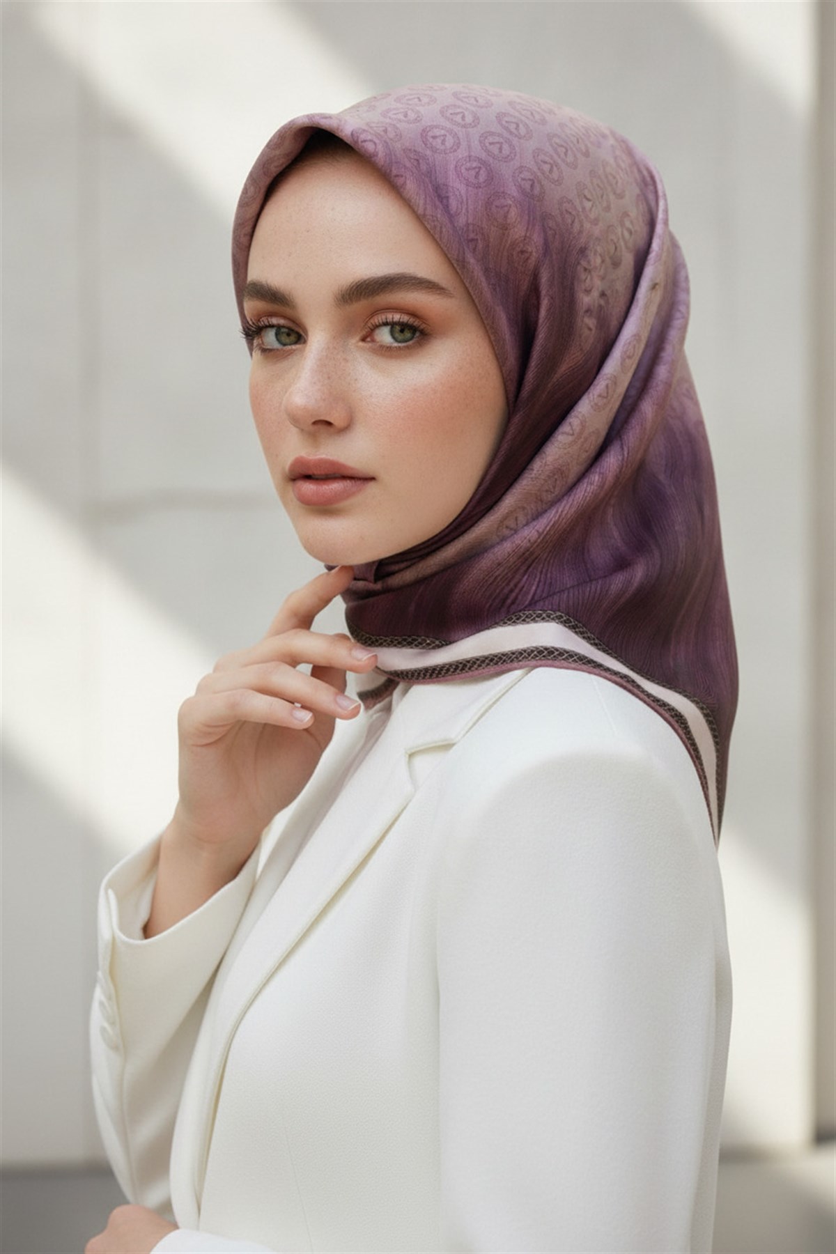 % 57 İPEK % 43 VİSKON Twill İpek Monogram Desenli Pudra Renkli 90x90 Dikim Şekli : El Dikişi Eşarp