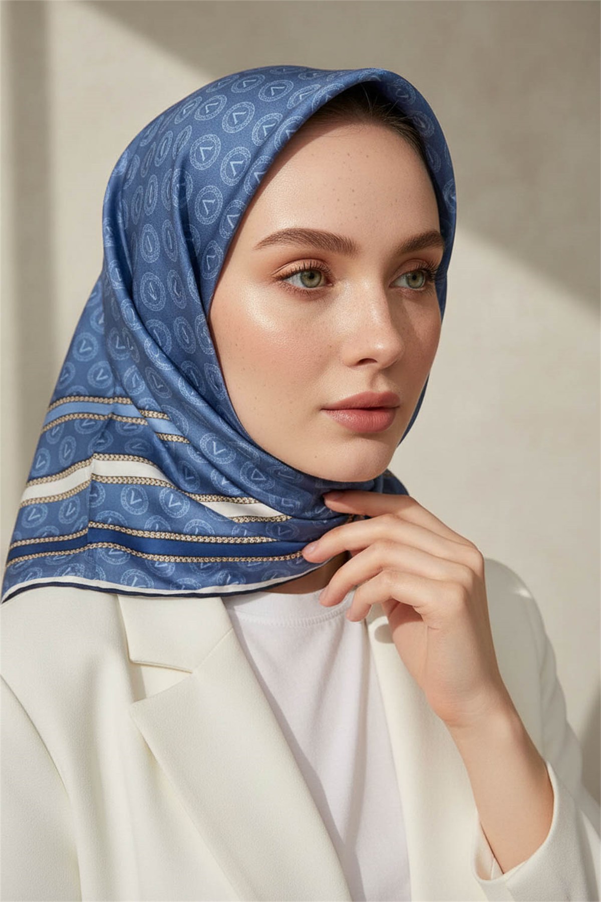 %100 Twill İpek Monogram Desenli İndigo - İndigo Renkli 90x90 Eşarp Dikim Şekli : El Dikişi