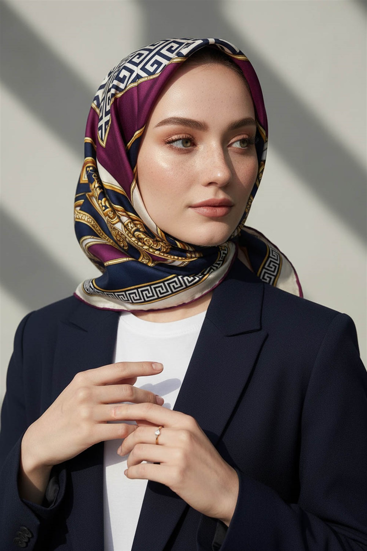 %100 Twill İpek Barok Desenli Mürdüm - Lacivert Renkli 90x90 Eşarp Dikim Şekli : El Dikişi
