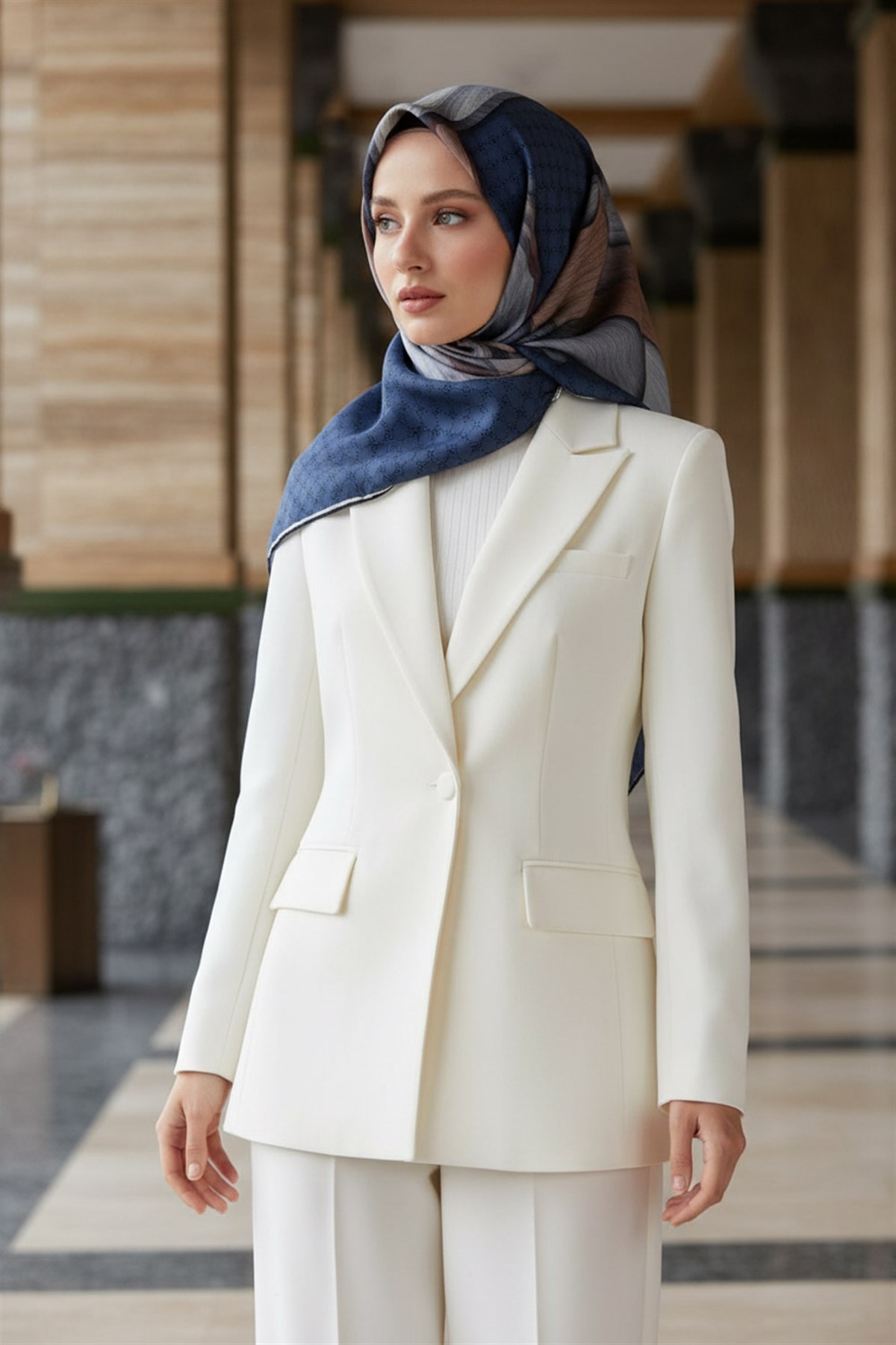 100% Twill Geometrik Halka Desenli İndigo - Gri Renkli 90x90 Dikim Şekli : El Dikişi Eşarp