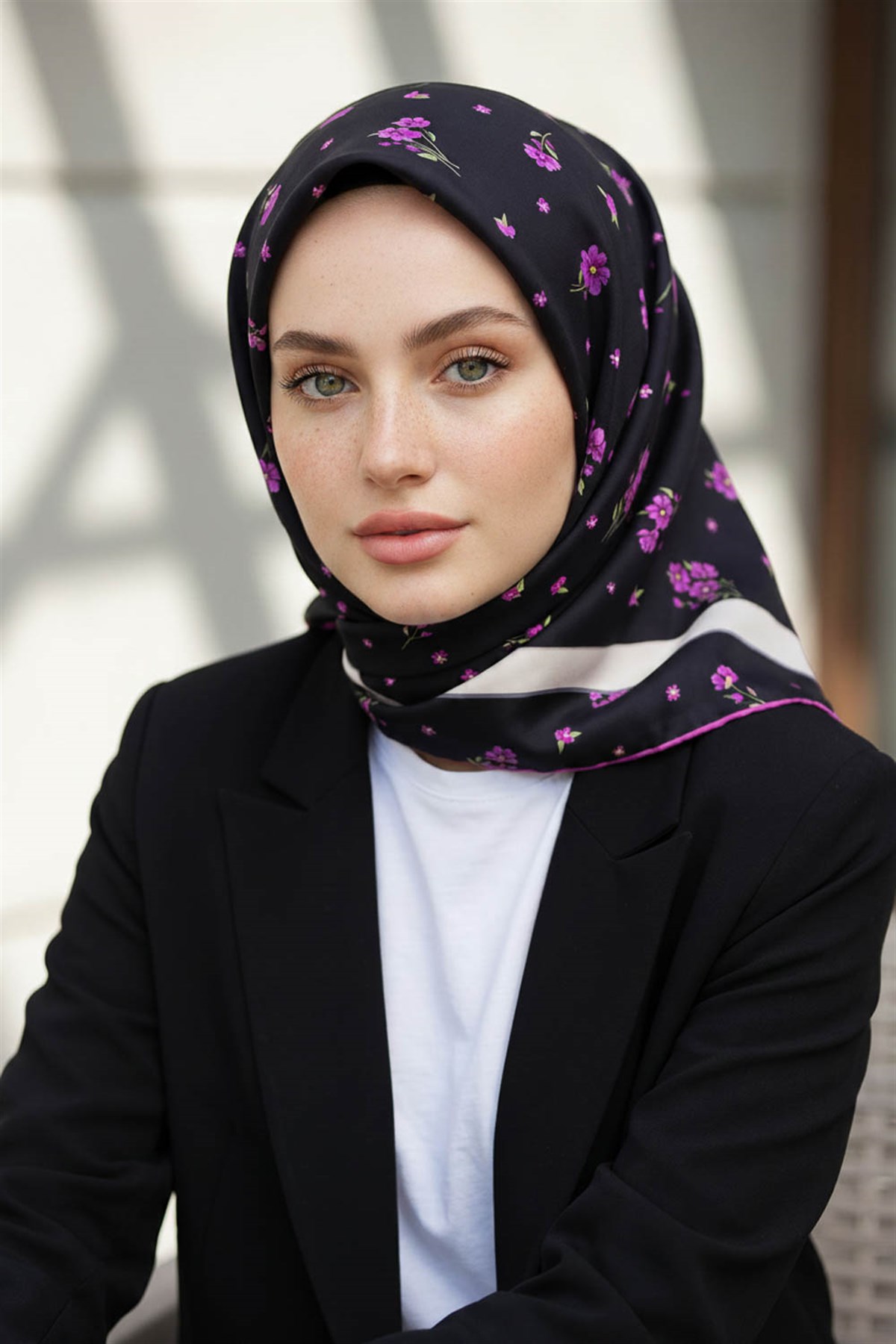 100% Twill İpek Bordürlü Çıtır Çiçek Desenli Siyah - Fuşya Renkli 90x90 Dikim Şekli : El Dikişi Eşarp