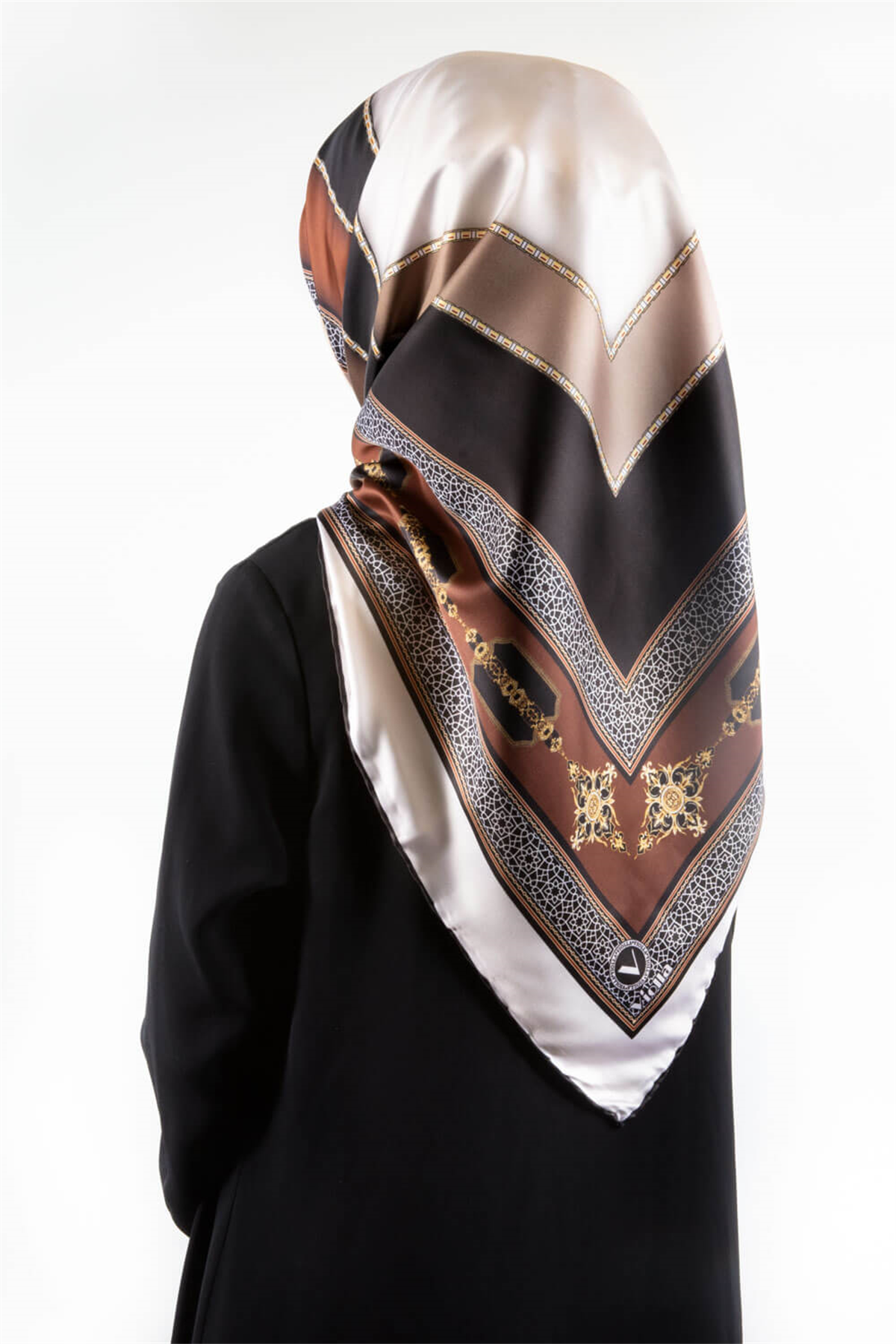 Twill Gold Detaylı ve Antik Motif Desenli Taba - Bej Renkli 90x90 Eşarp (İpek İçermez) Kenar Dikiş Şekli El Dikişli