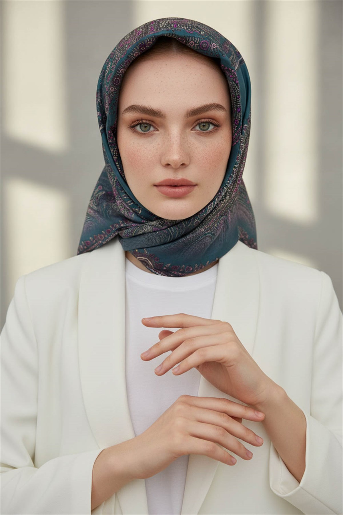 %100 Twill İpek Şal Desenli Petrol Yeşili Renkli 90x90 Eşarp Dikim Şekli : El Dikişi